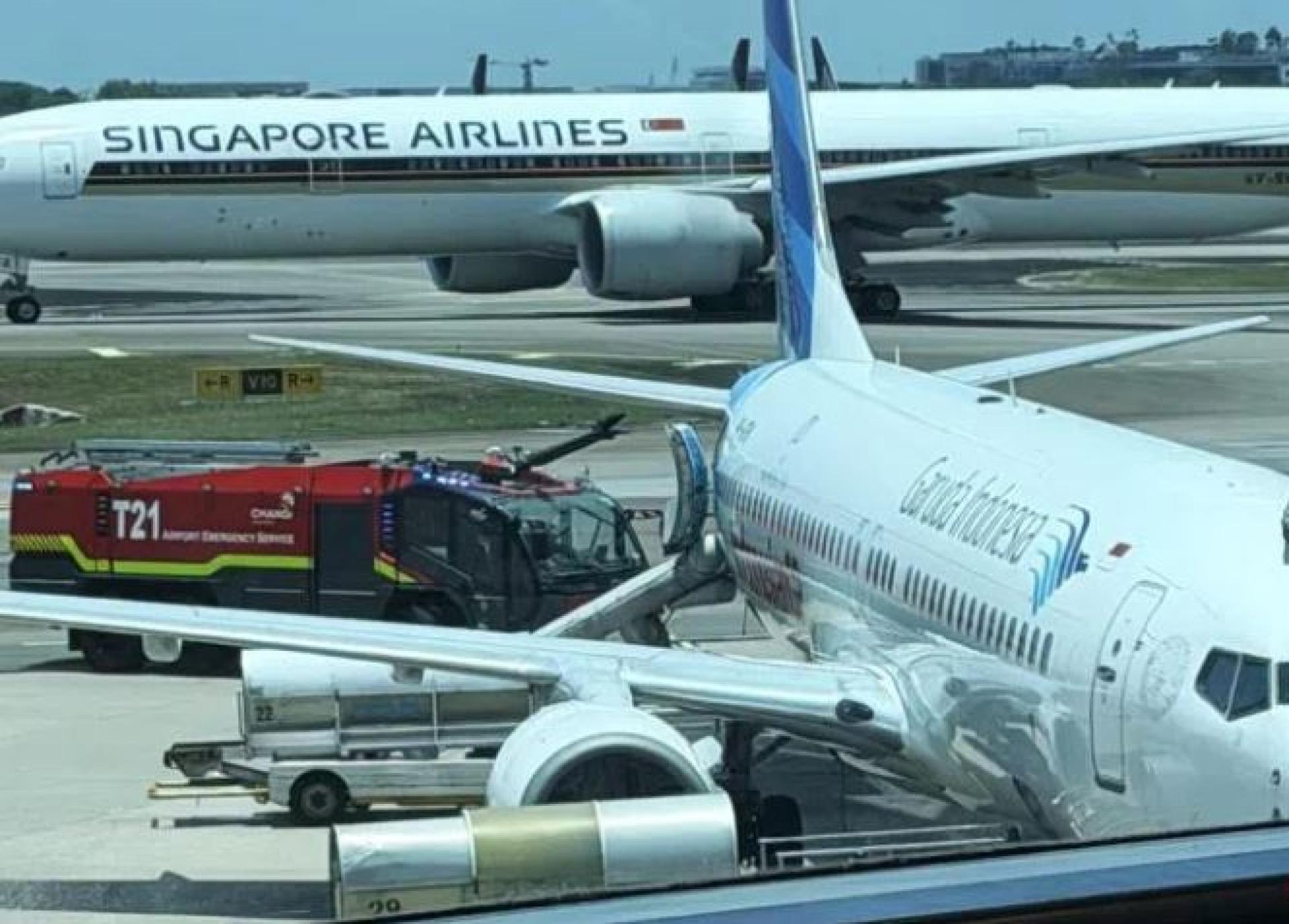 鹰航GA829航班机组人员启动飞机后部舱门充气逃生滑梯，引导乘客迅速疏散撤离机舱，所有乘客均安全回返登机口区域。（取自小红书）