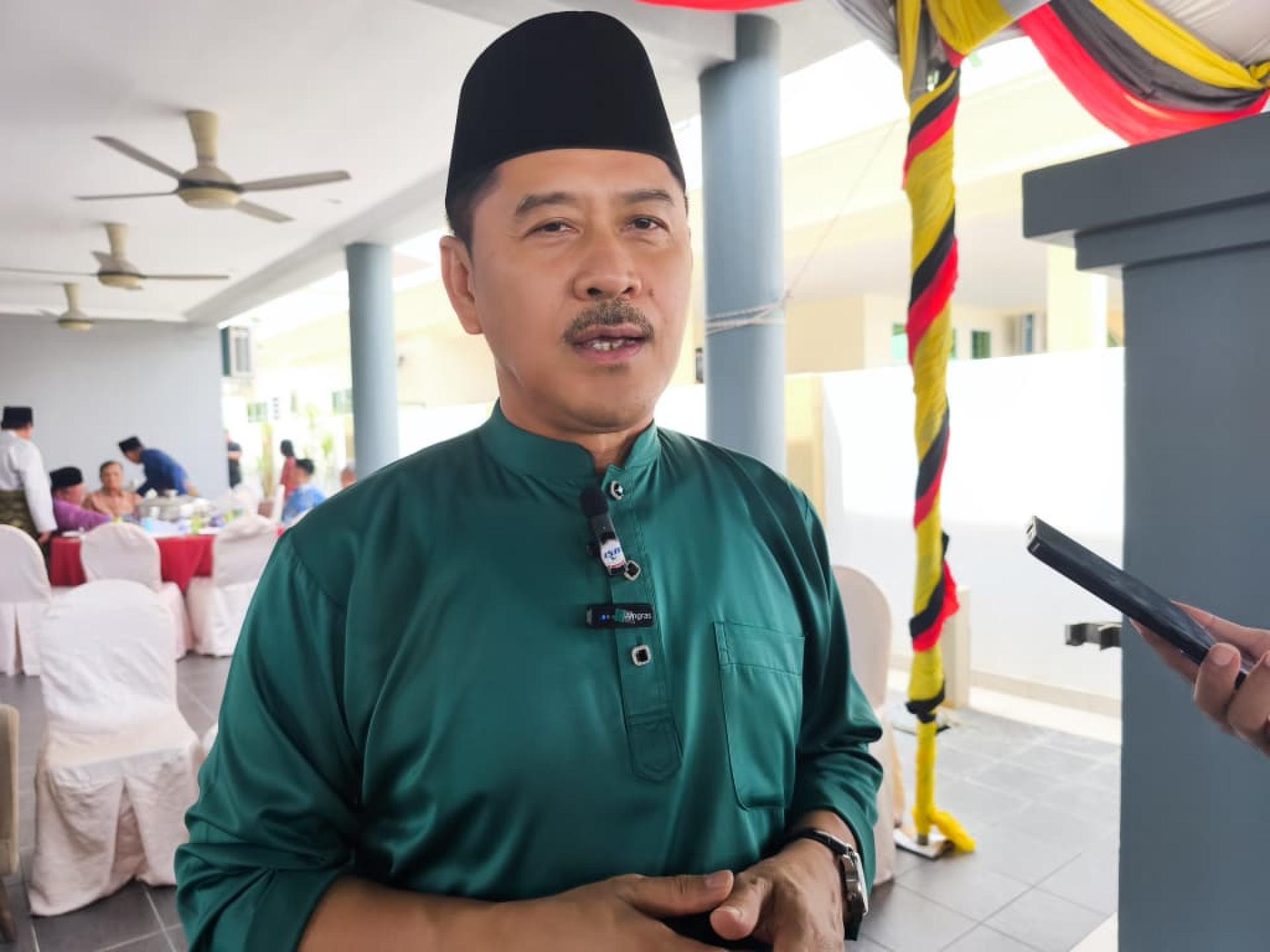 砂拉越青年，体育及企业发展部副部长拿督立宾拉曼在今午接待元首伉俪到访其住家贺节时，接受媒体访问。