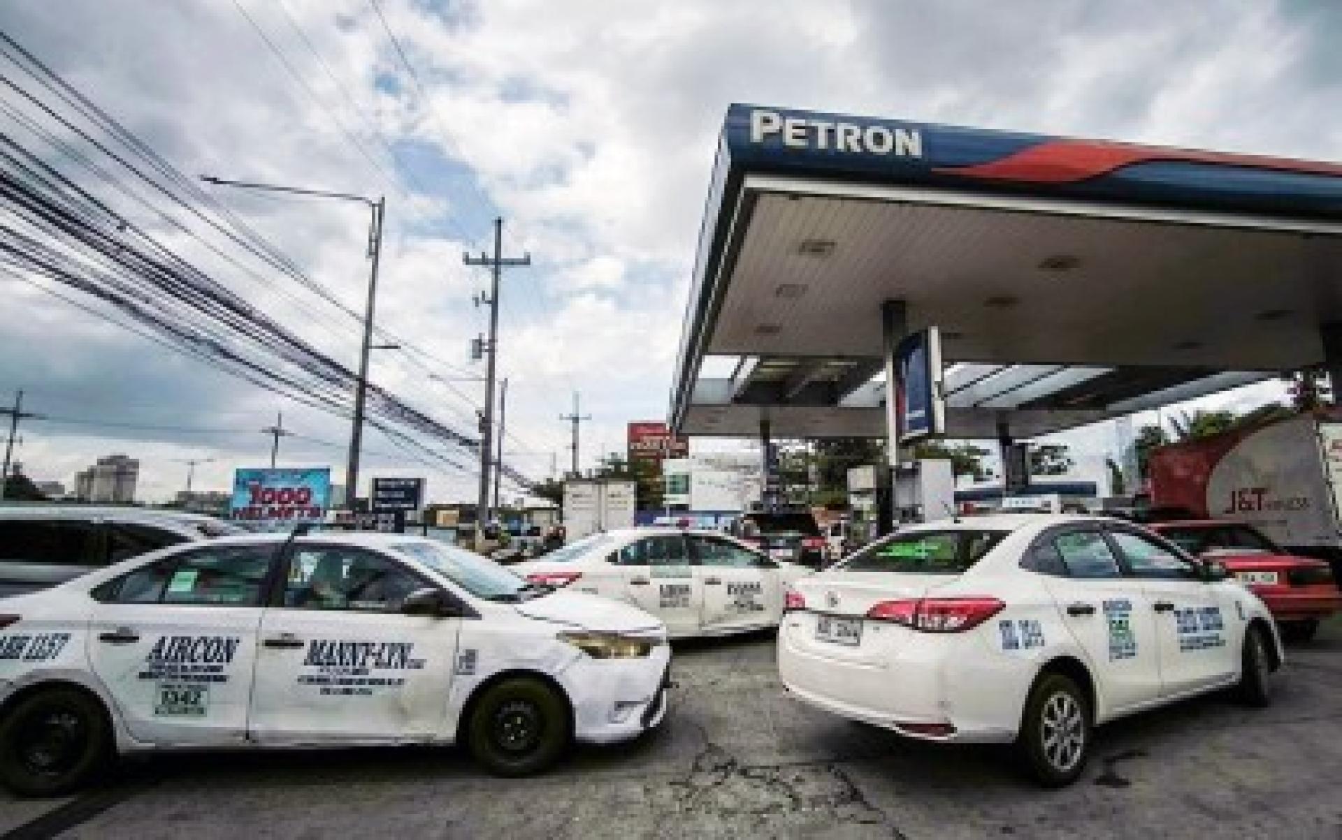 2026年3月9日，菲律宾奎松市的出租车司机在加油站排起长队，为应对预期中的燃油价格上涨提前加油，以确保日常运营不受影响。