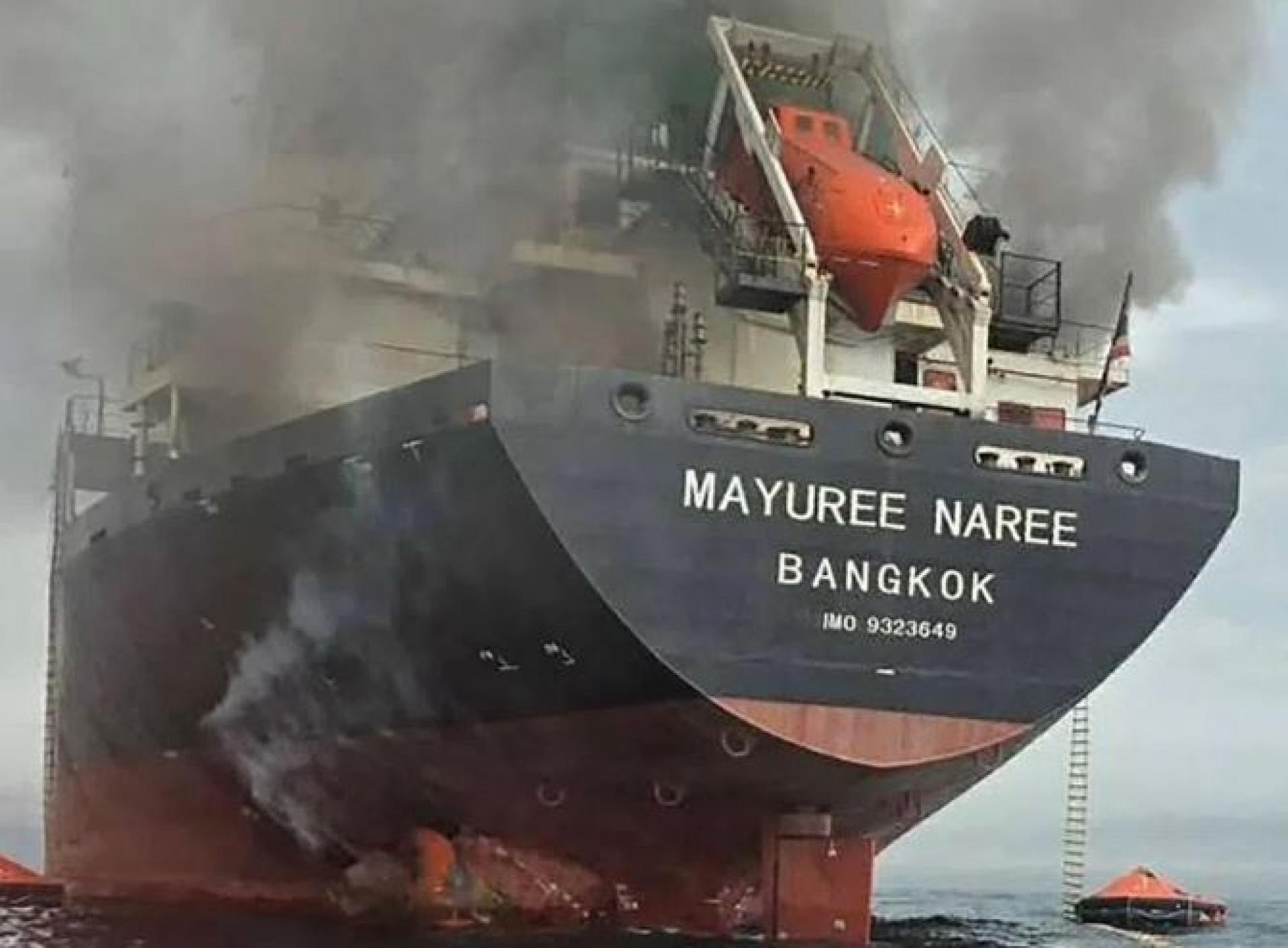 3月11日，泰国货轮玛尤里纳里号在穿越霍尔木兹海峡时遇袭着火。冒起浓烟。