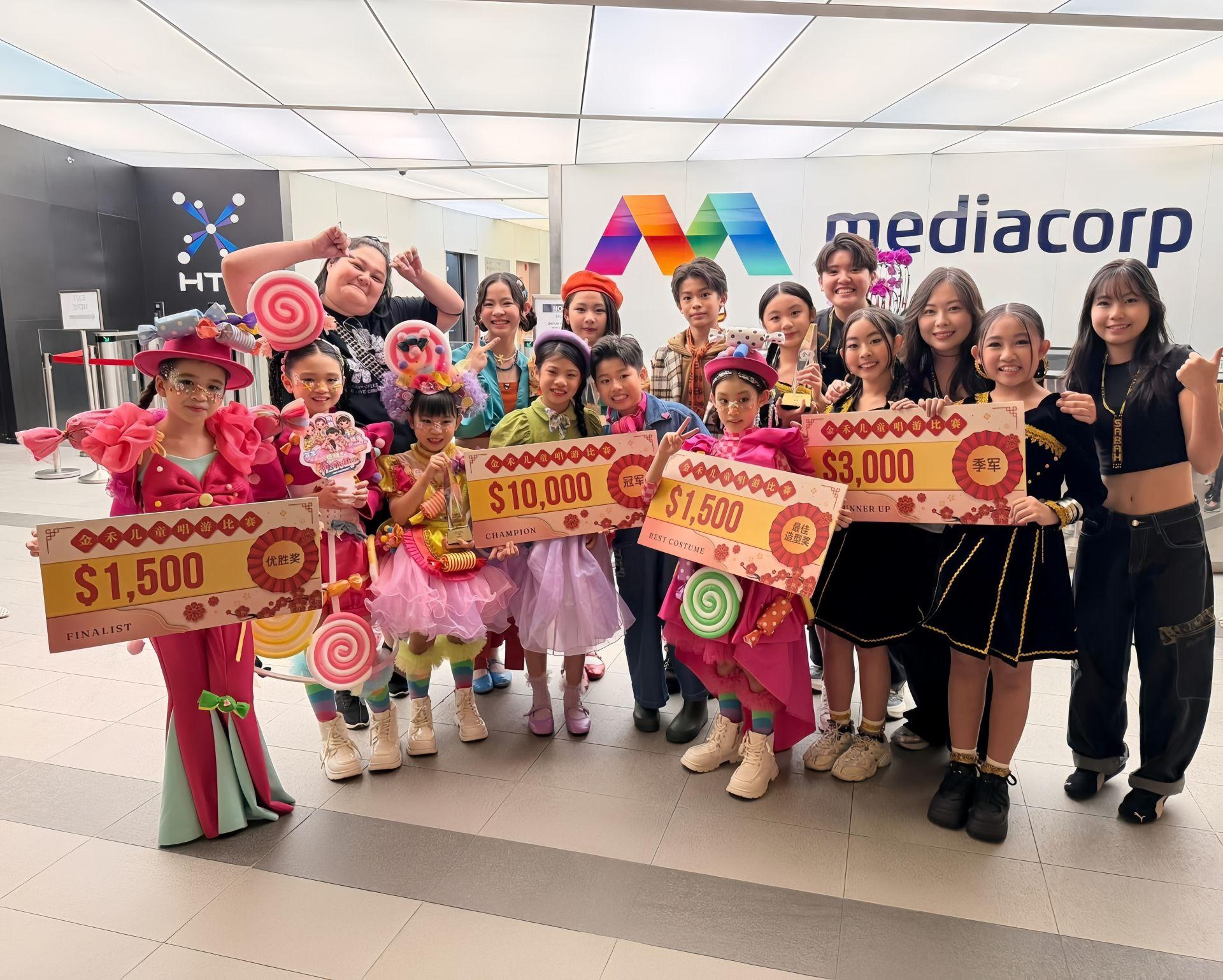 黄凡朔门下学生（左起）A.C.E（郭紫晴、陈祥福、方骏腾、胡天慈及方婧滢），A_Dollys（张婕乐、赖盺慈、朱芷芊及林恺湉）以及来自沙巴的VYBE（陈悦欣、李佳馨及黄靖洳）在各导师们引领下皆在《金禾儿童唱游比赛》中创下亮眼的成绩单。