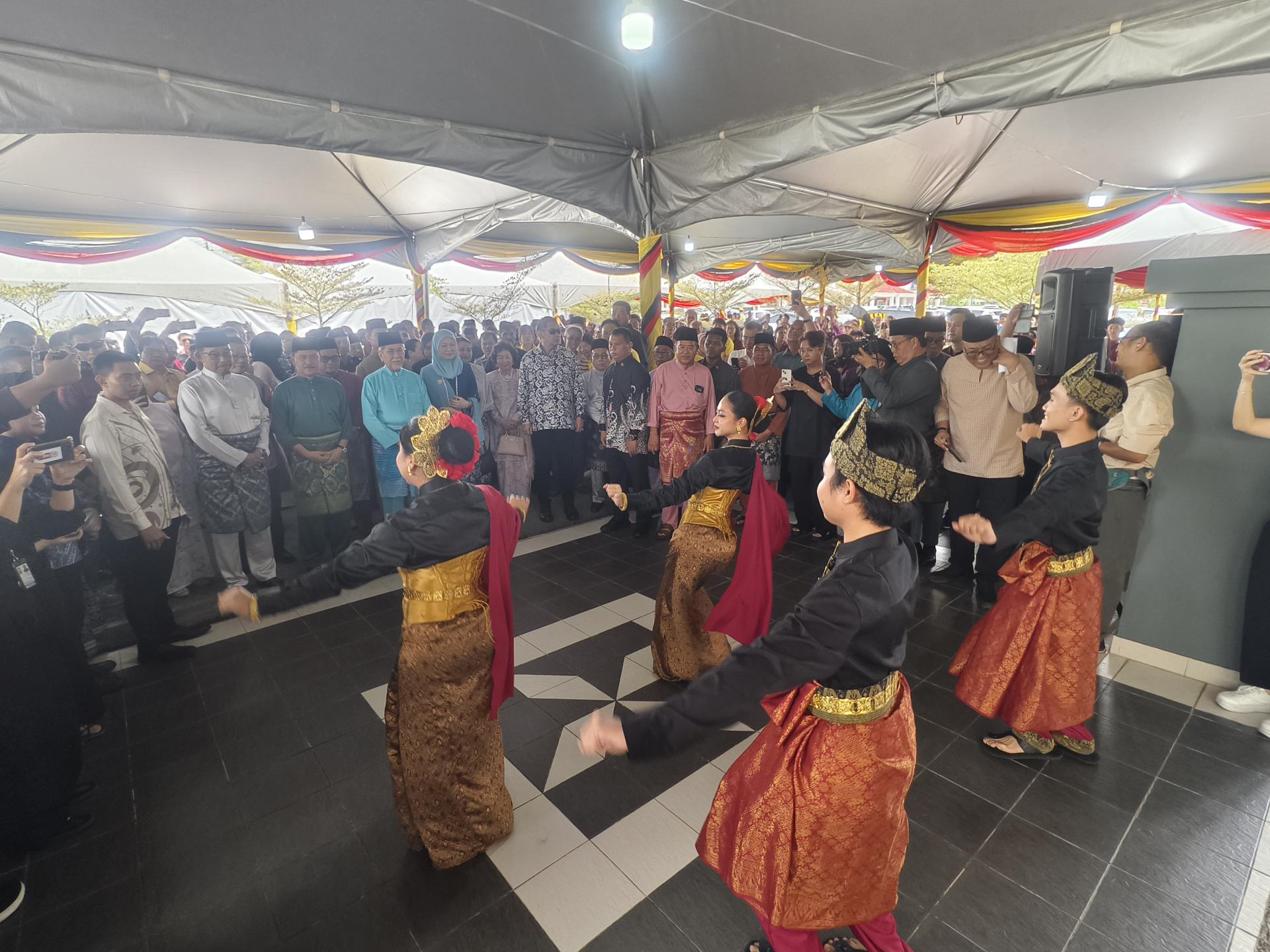 州元首伉俪拜访拿督立宾拉曼，并观赏马来武术表演。