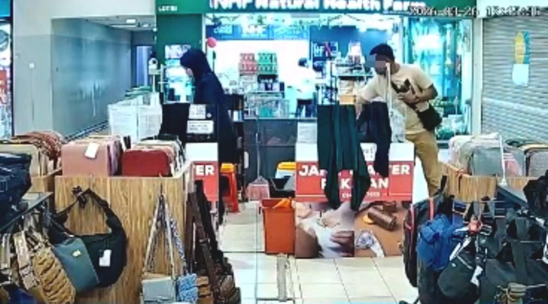 男子被指趁女职员背对他之际，伸手取走手机。