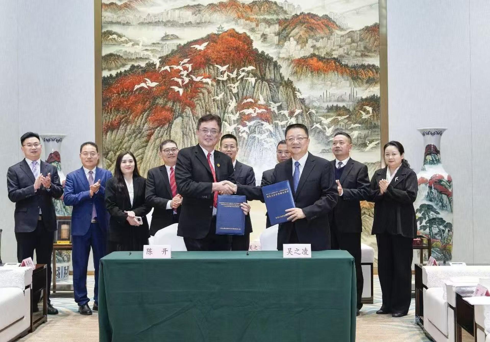 陈开（左）与吴之凌（右）代表两地政府签署“深化友好城市合作协议”。