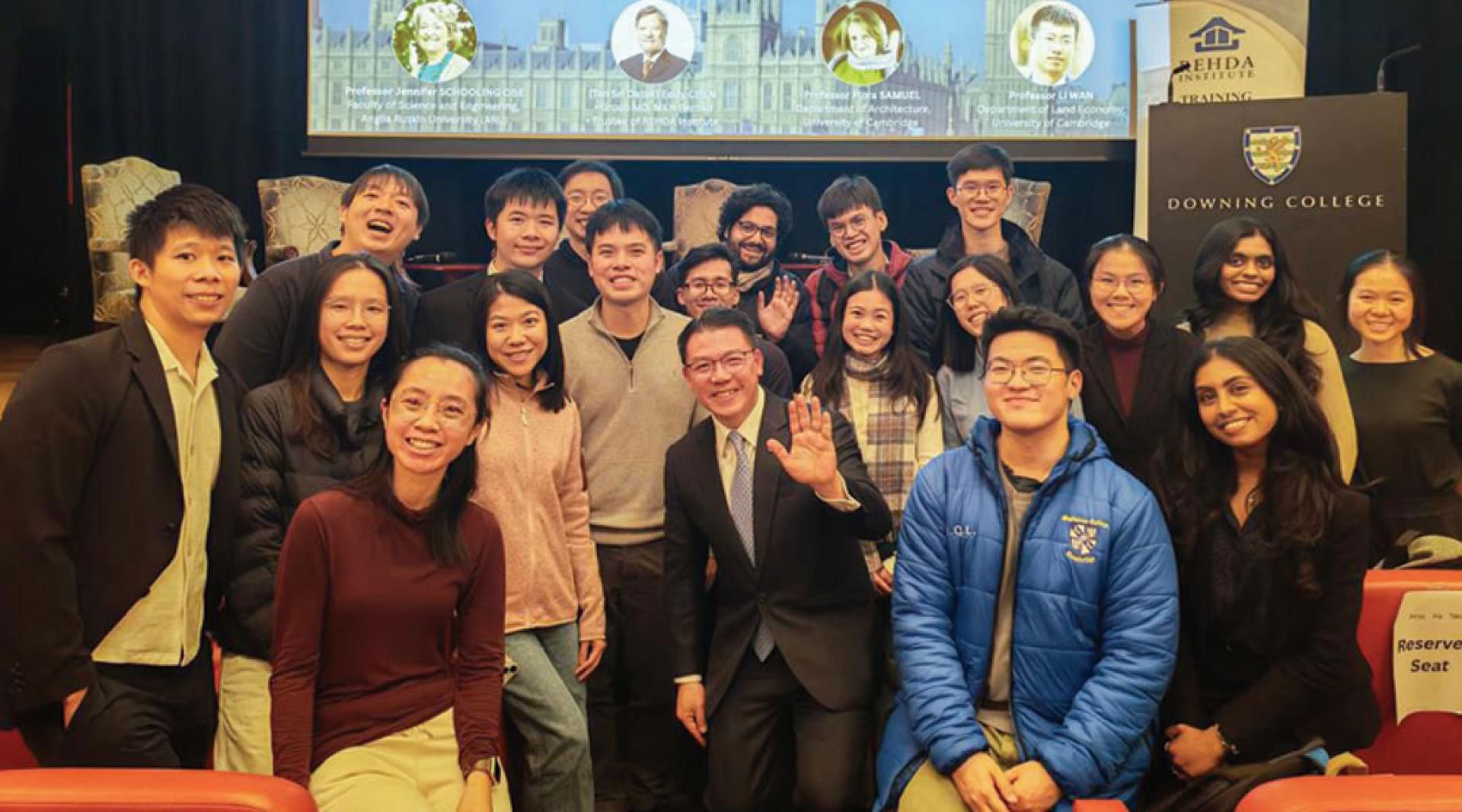 倪可敏（前右3）与学生合影留念。