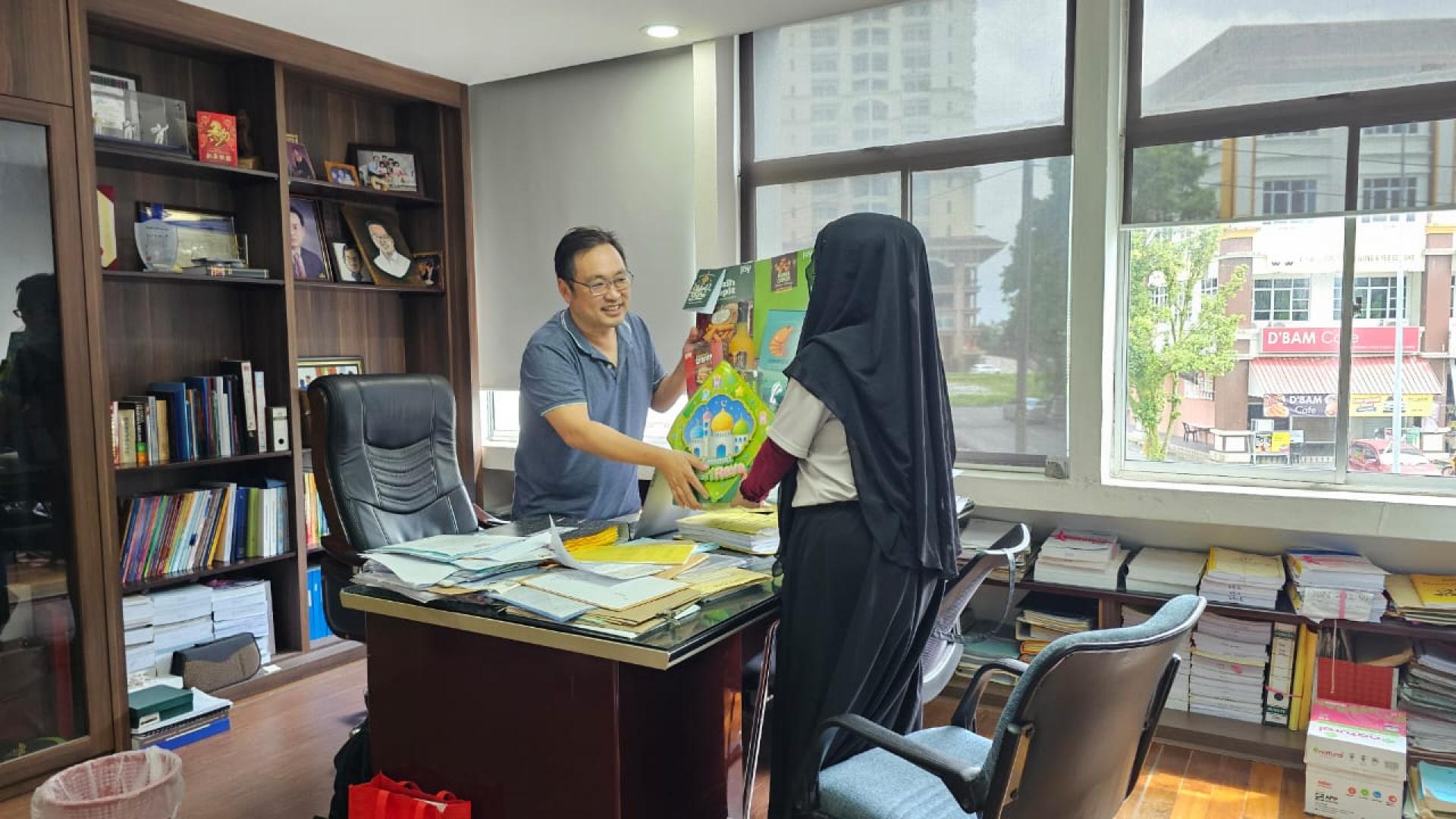 巫裔夫妇送上水果礼蓝给张健仁。