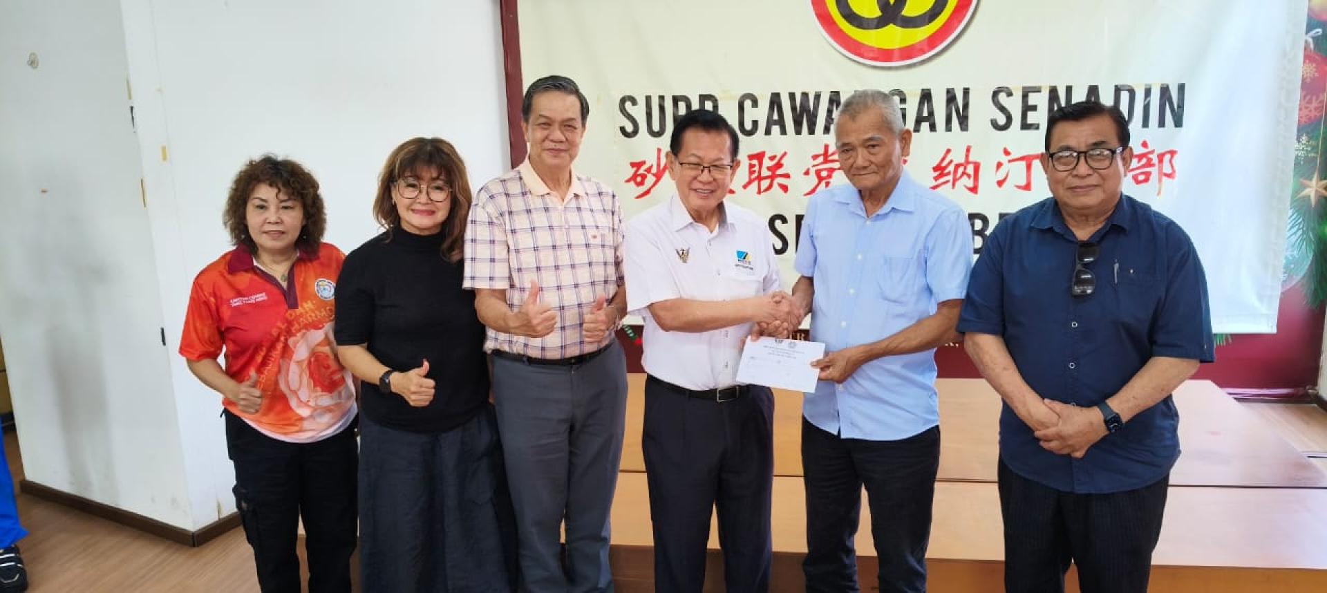 拿督斯里李景胜（左4）移交拨款予华人社区领袖天猛公杨惠生（右2）是摄。