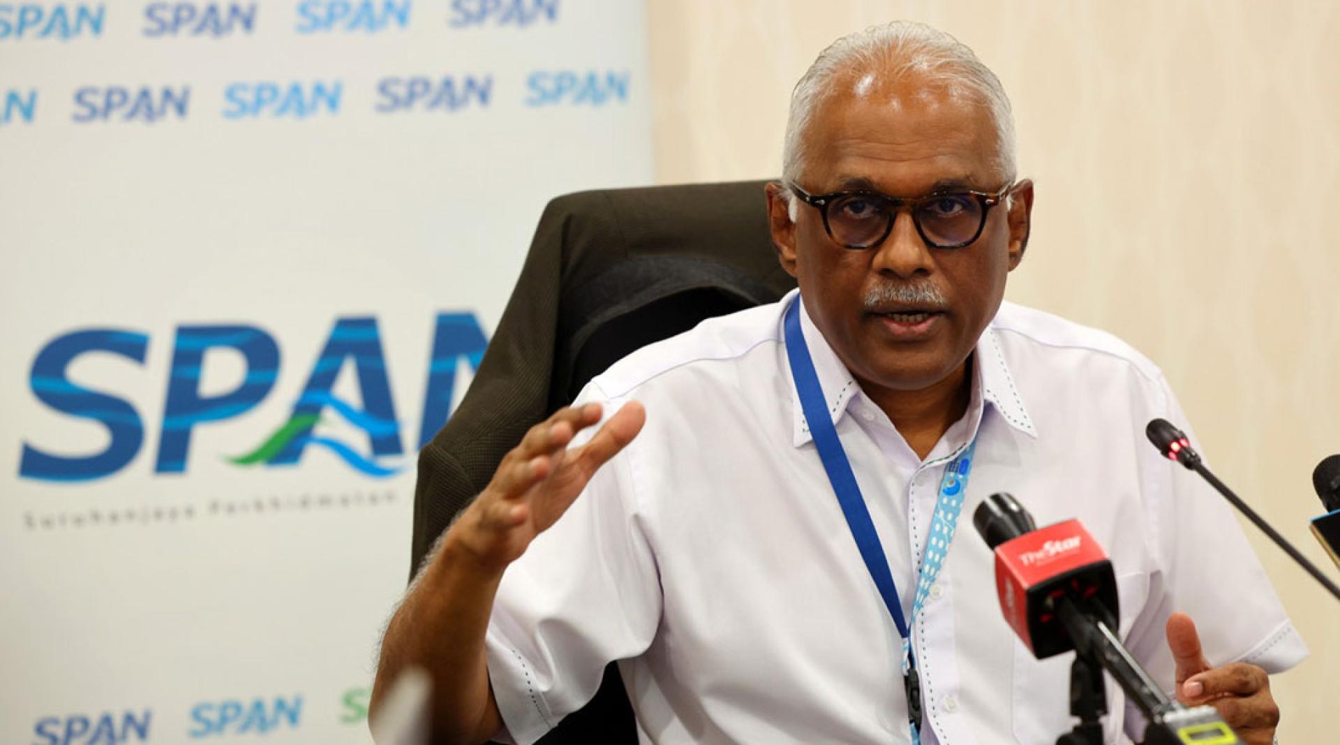 查尔斯建议国人，立即采取行动省水，包括将洗澡时间减半并停止每日洗车。