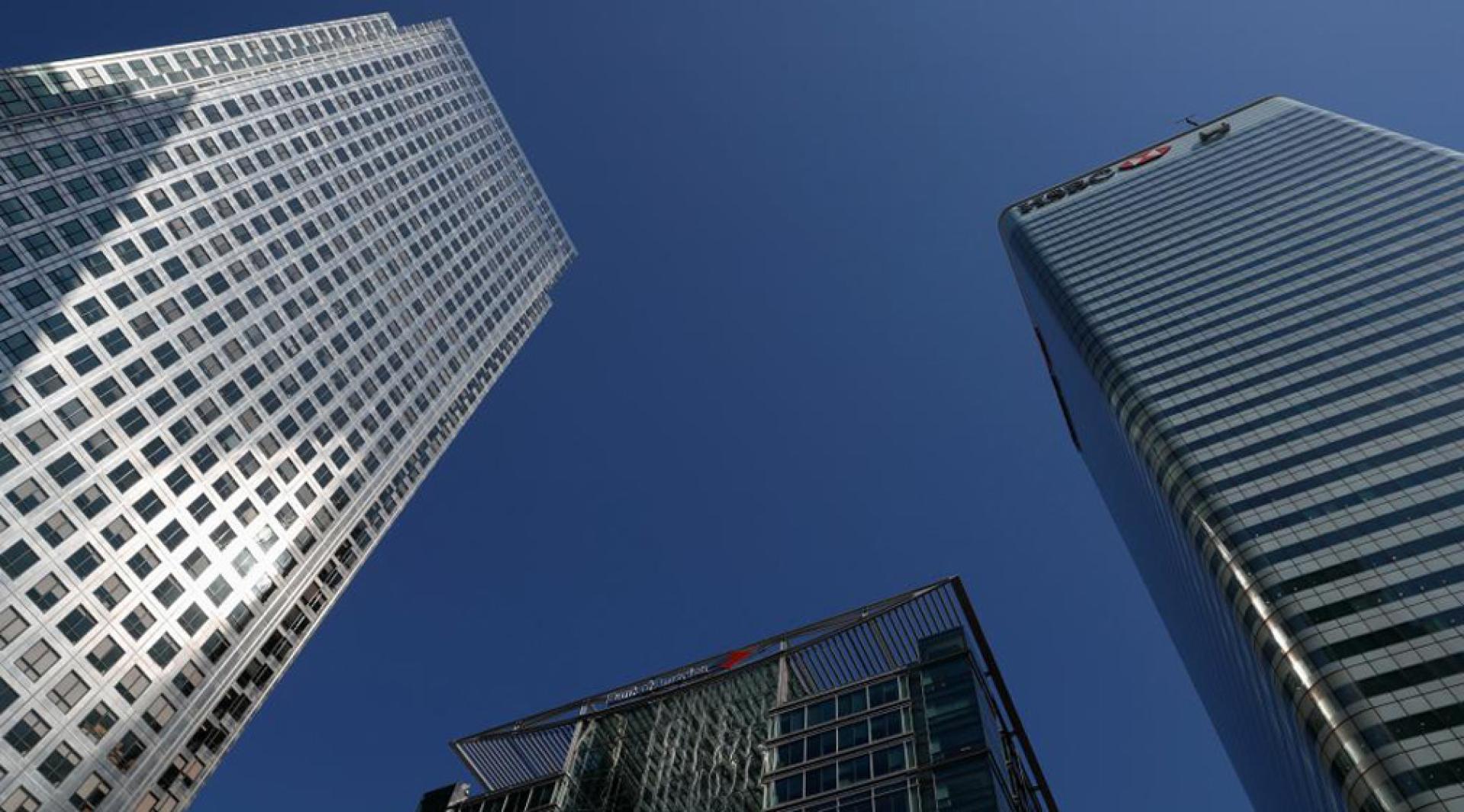 这是2018年5月15日拍摄的位于英国伦敦金丝雀码头的美国银行（中）。