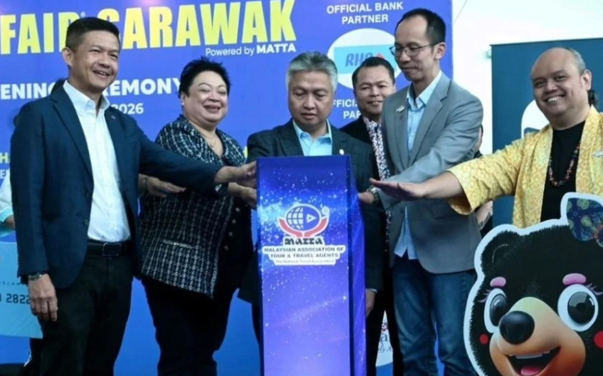 创意产业及表演艺术部副部长​​拿督史诺登（左3)主持了开幕式。