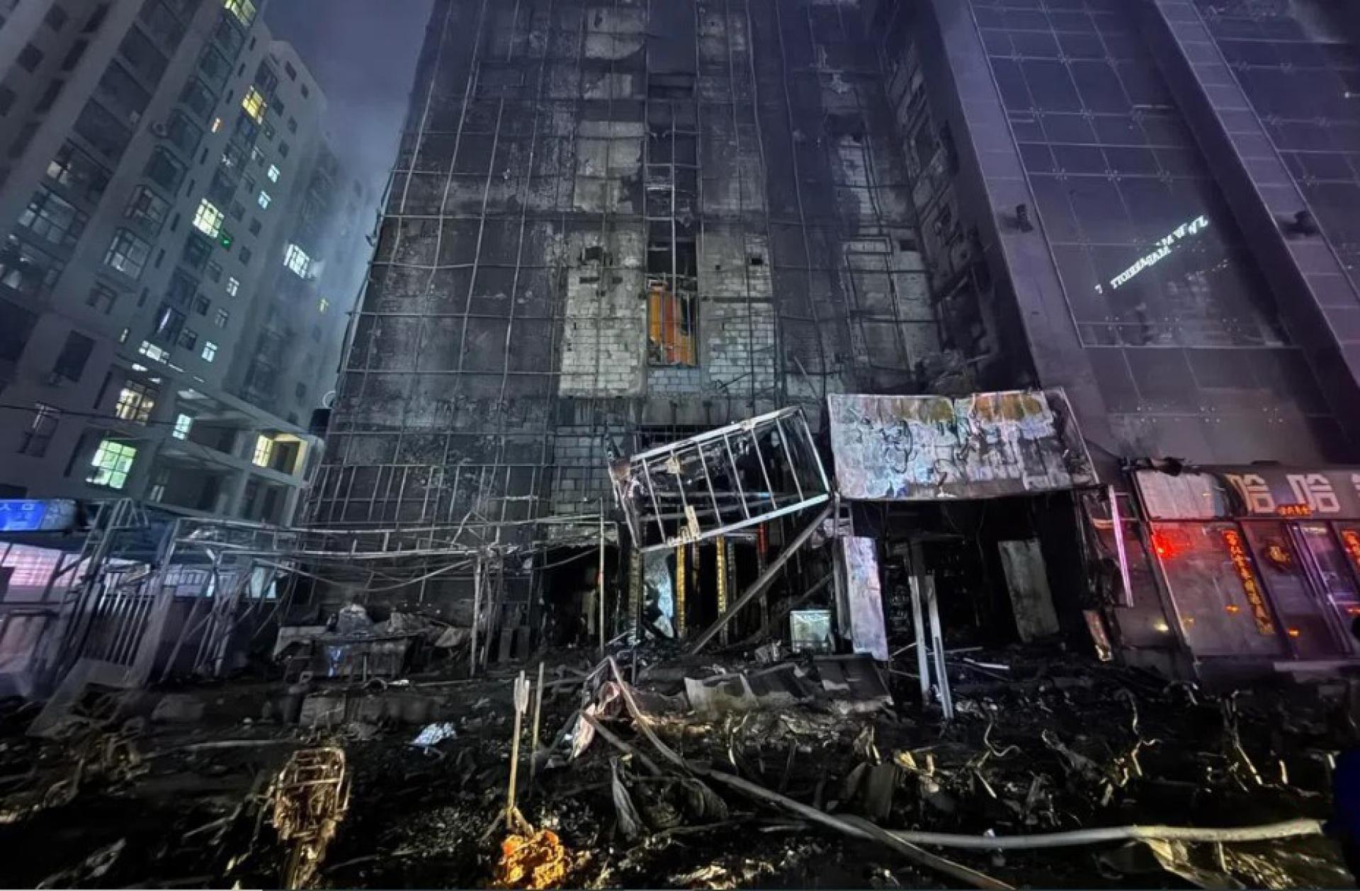 中国山西太原一栋建筑星期六（3月28日）晚间发生火灾，造成一人死亡，25人受伤。