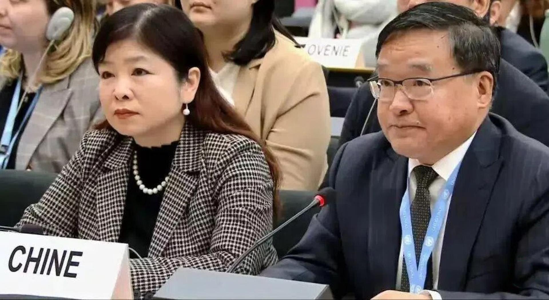 中国常驻联合国日内瓦办事处和瑞士其他国际组织代表贾桂德（右）当地时间星期五（3月27日）在日内瓦联合国人权理事会会议上，严厉谴责美国和以色列袭击伊朗米纳卜小学，导致168名女童丧命。