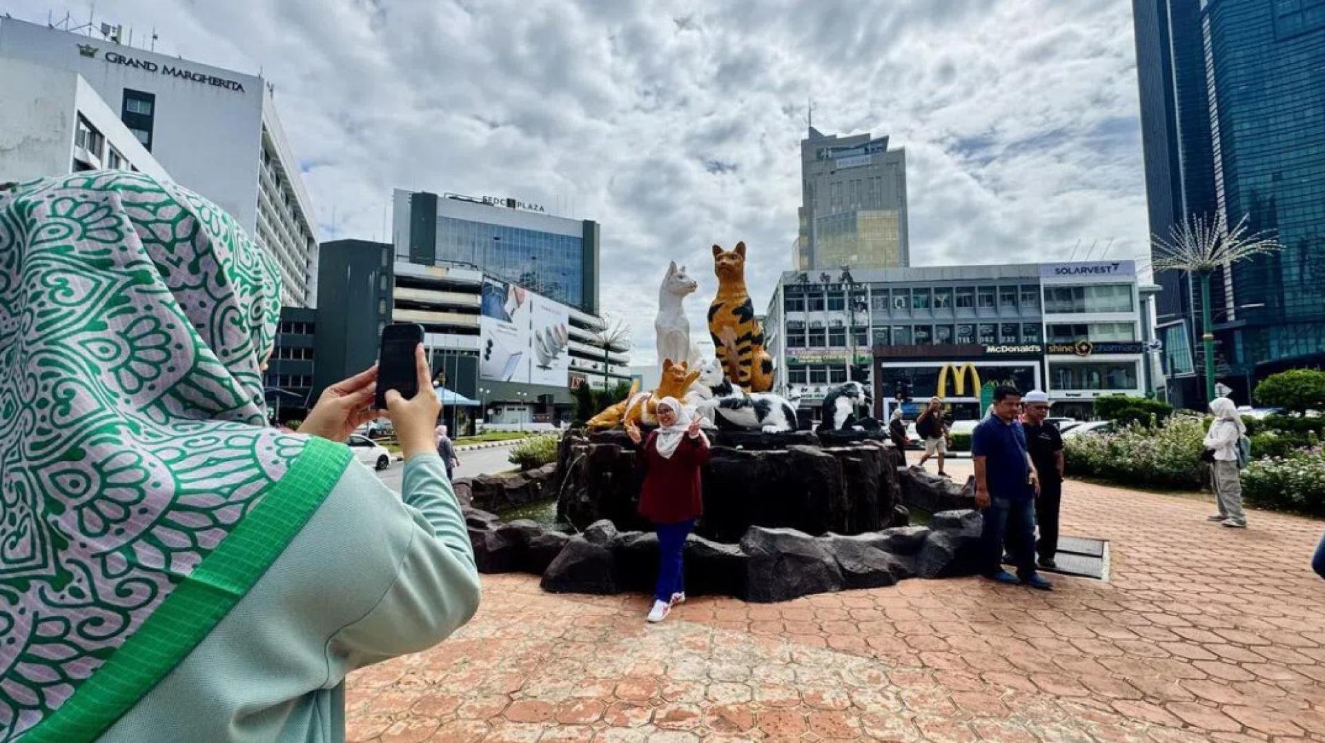 砂拉越首府古晋地标——猫家族雕像，是许多游客必到的“打卡”景点。 （档案照片）