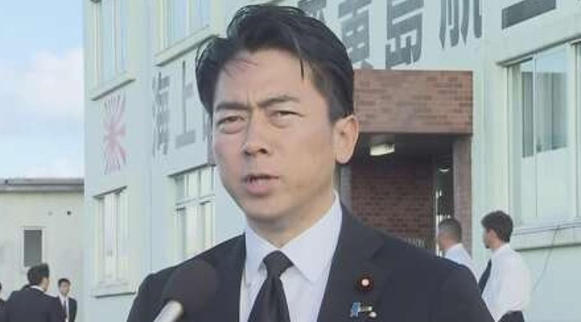 小泉进次郎在硫磺岛出席美日联合追悼仪式。