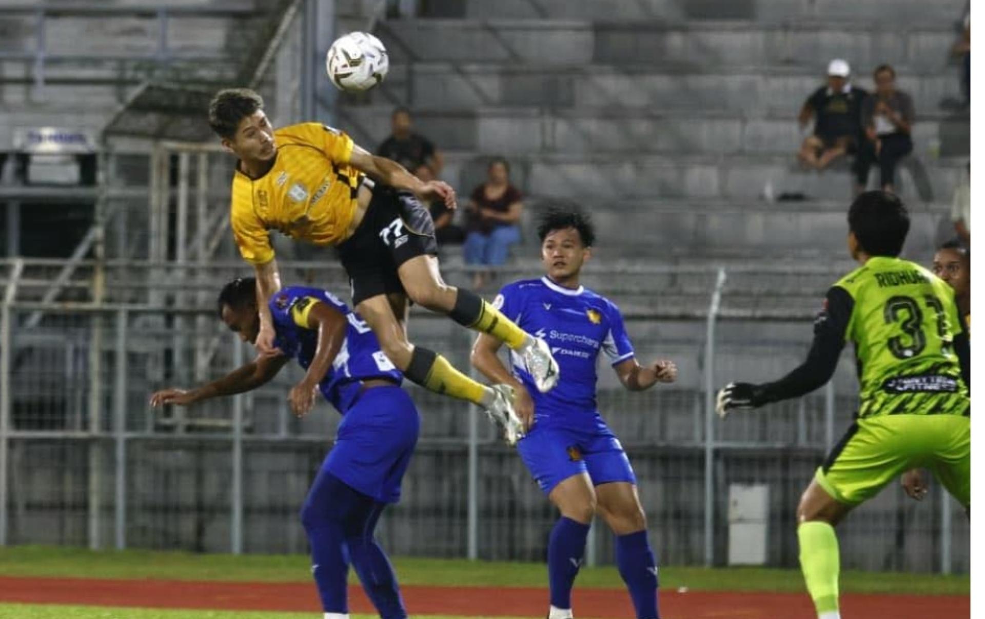 双方球员积极拼抢中。