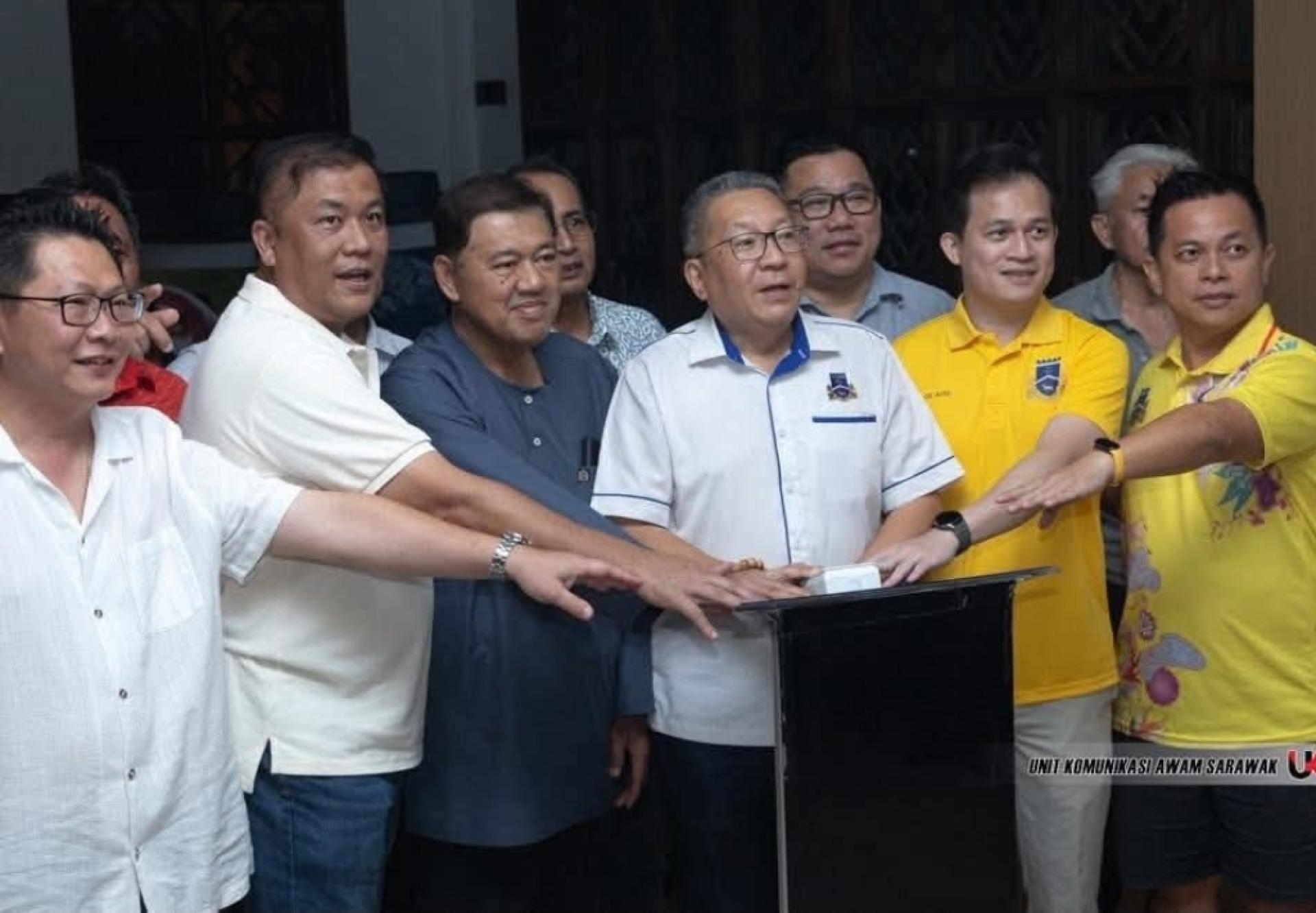 拿督黄鸿圣主持地球一小时活动。