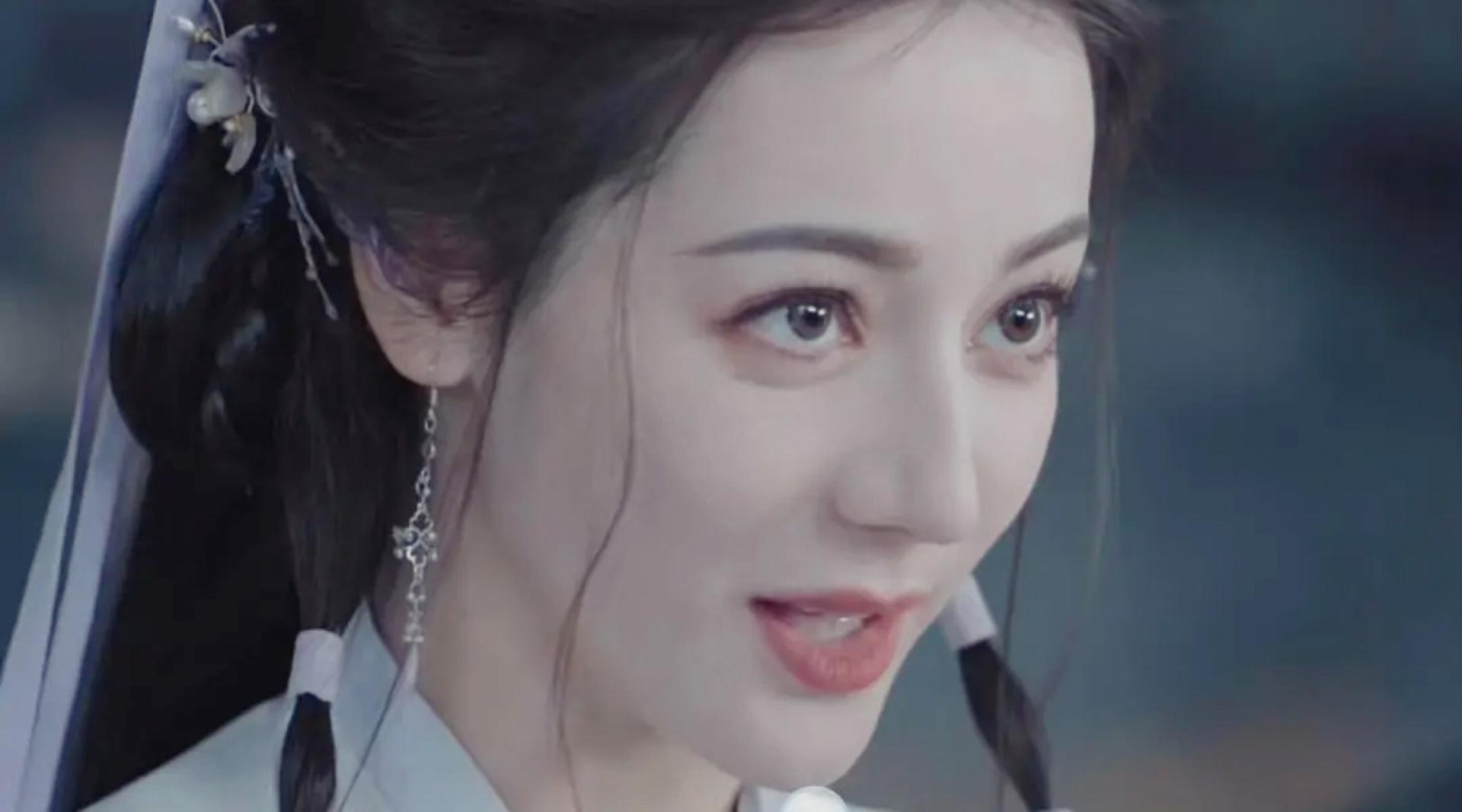 迪丽热巴在《白日提灯》中饰演鬼王“贺思慕”，服装造型被批评不到位，某些角度脸凹显老。