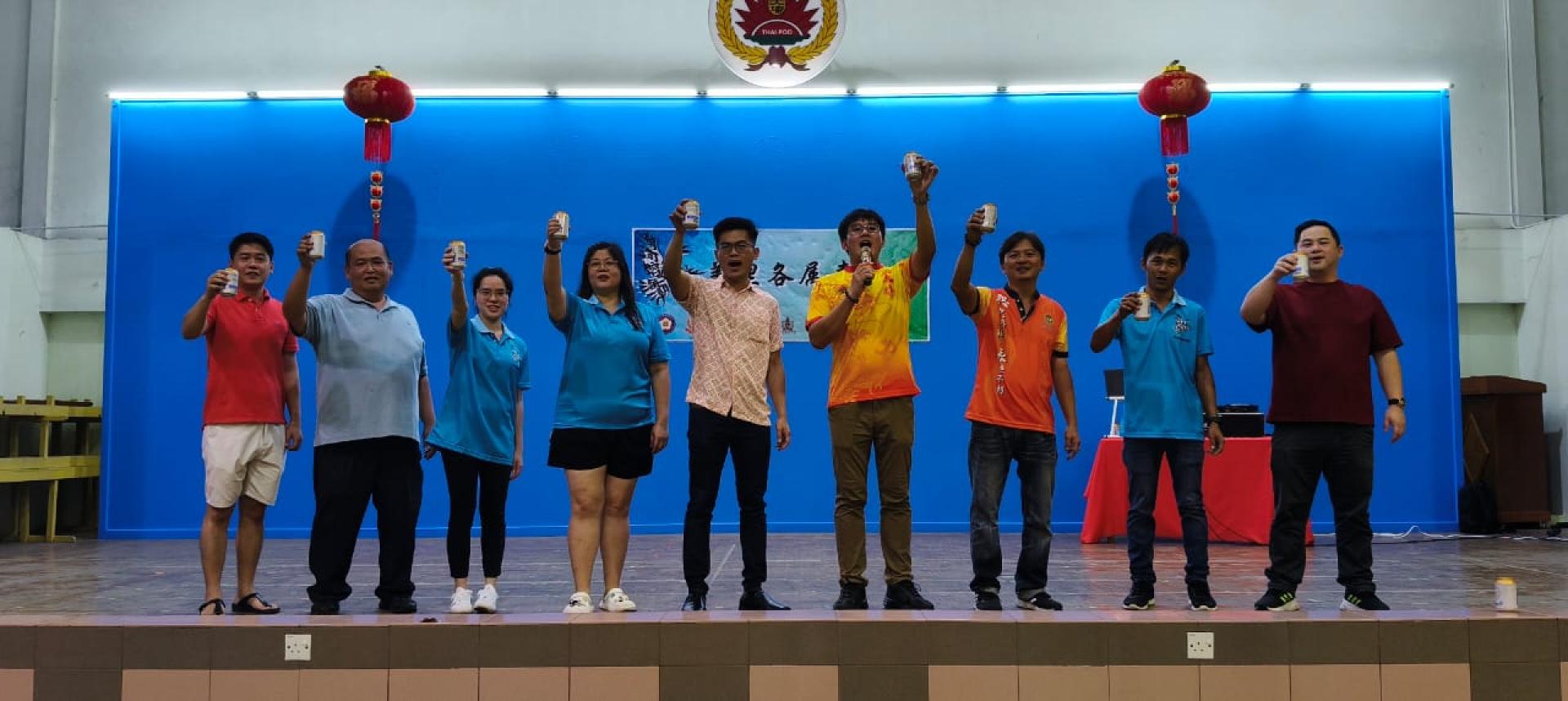 各属团代表齐聚台前举杯敬酒，共庆新春，展现团结情谊。