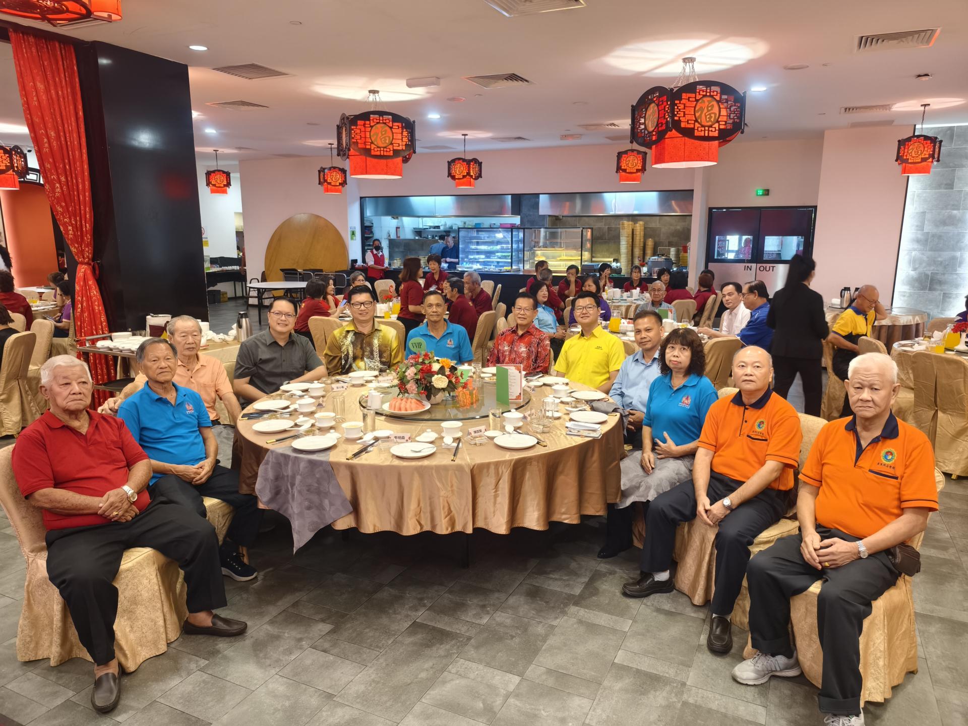 美里潮州公会乐龄组“第五届第8次美里省12乡属乐龄组歌艺交流午宴”主宾桌嘉宾合影。左3起为美里潮州公会永久名誉主席蔡卓殷、顾问彭小菶、美里市长俞小珊的代表美里市议员范宏祥、美里潮州公会主席杨振平、主宾砂交通部长拿督斯里李景胜、砂旅游副部长拿督陈超耀律师的代表美里市议员刘奕杰、联邦旅游、艺术和文化部副部长赵俊文的代表梁亚龙、美里潮州公会乐龄组主任杨銮娇，以及美里兴安会馆乐龄组主任陈国荣等。