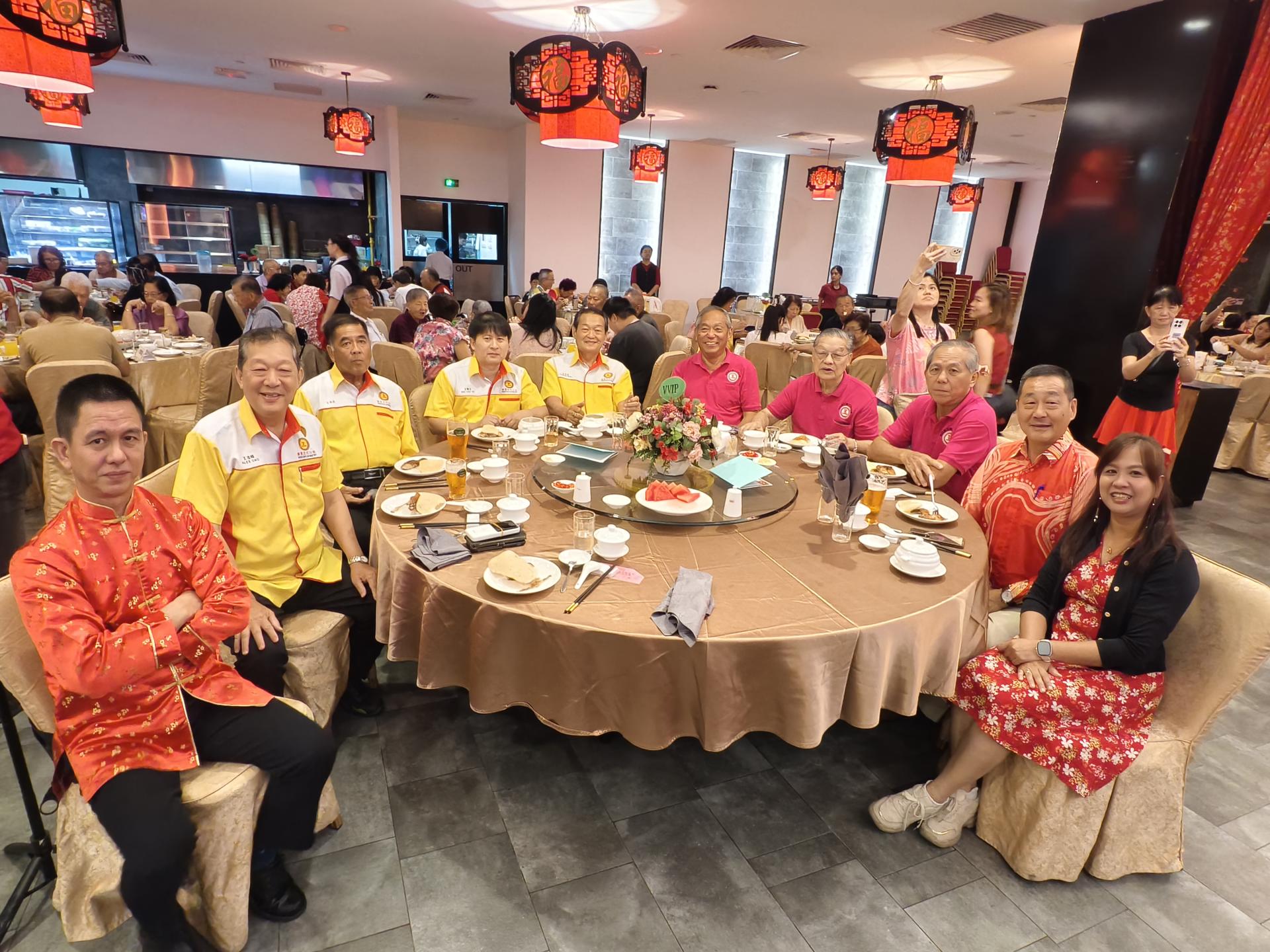 美里王氏公会“2026骏马奔腾岁月”宗亲团拜迎新春晚宴主宾席嘉宾合影。秘书王平龙、副主席王凌峰、副主席王启进、署理主席王智义、主席王世成、名誉顾问王义生、砂拉越拉让江王氏公会主席王启勃、砂拉越拉让江王氏公会副主席王义文、大马王总副财政王胜义，以及妇女组理事黄丽清。