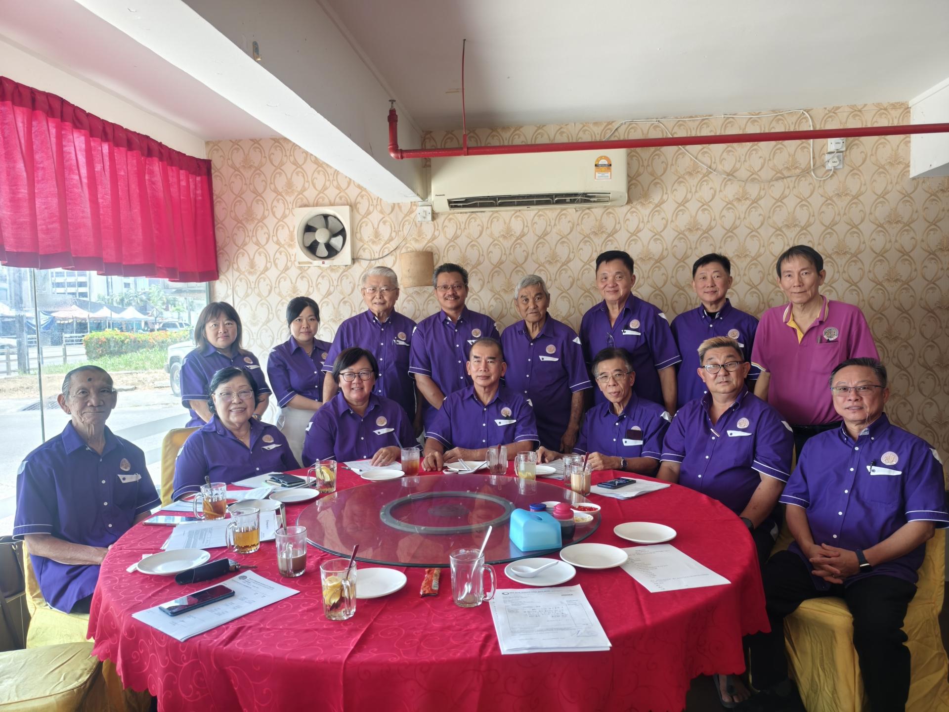 美里紫阳学会2026年度会员大会出席者合影。中为主席邓展华。