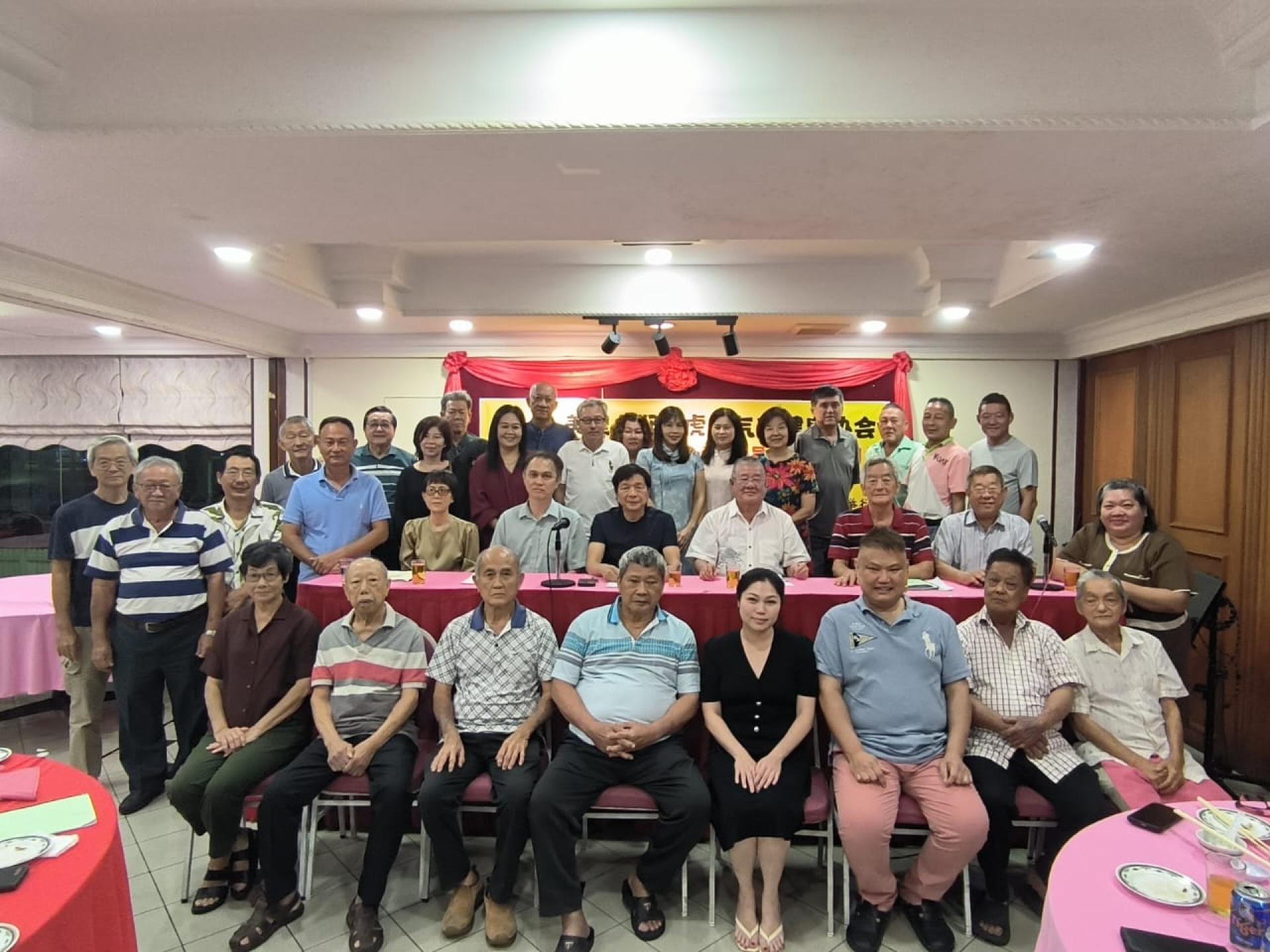 美里（郑春虎）气功健身协会日前召开会员大会，出席者在会后合影。