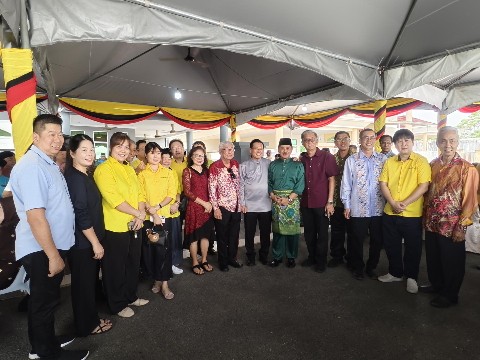 砂拉越青年、体育及企业发展部副部长拿督立宾拉曼（右6）举行开放门户，砂人联党兰卑尔支部及社区领袖到访贺开斋节并合影。右7为砂交通部长兼砂人联党美里实务地国会联委会主席拿督斯里李景胜。