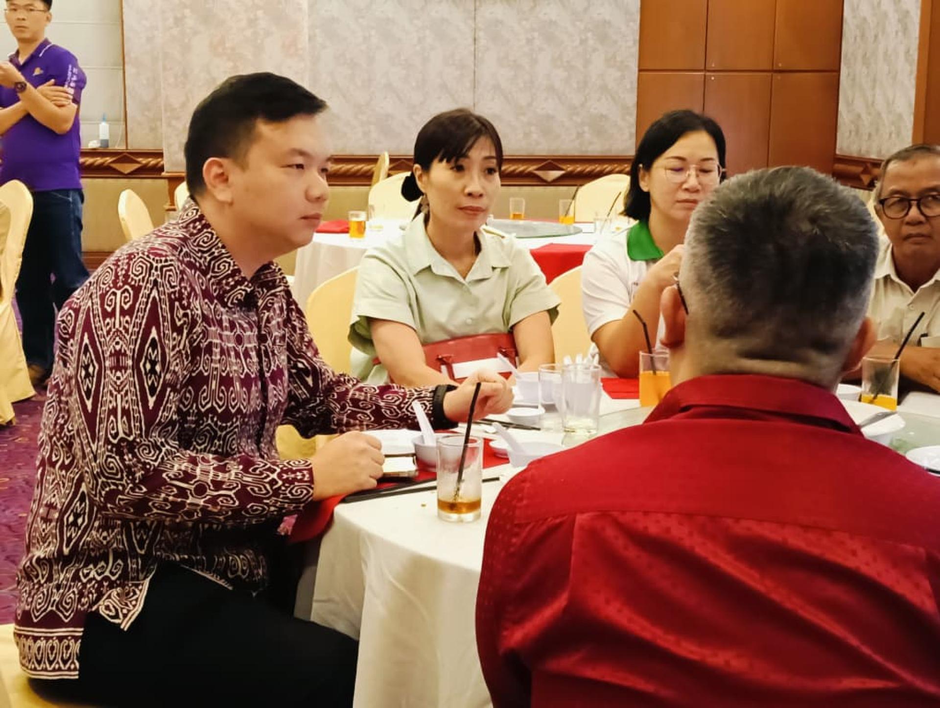 赵俊文（左）与旅游业者交流意见，共同探讨提升美里旅游发展的策略。