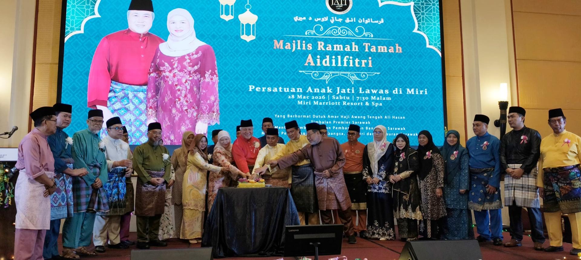 砂副总理拿督阿玛阿旺登雅（前排左3）为老越之子协会欢庆开斋节晚宴主持切蛋糕仪式。