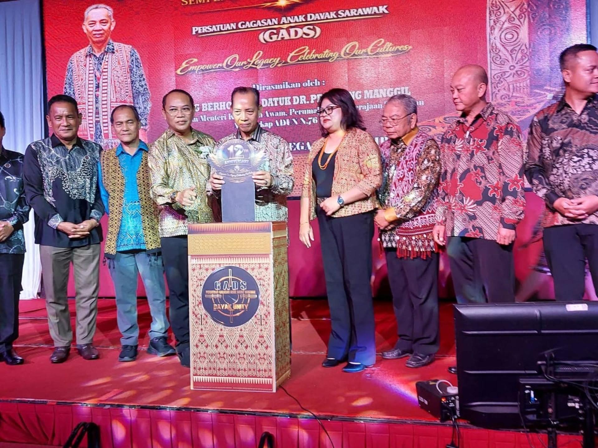 拿督朋光（左4）主持开幕时影。