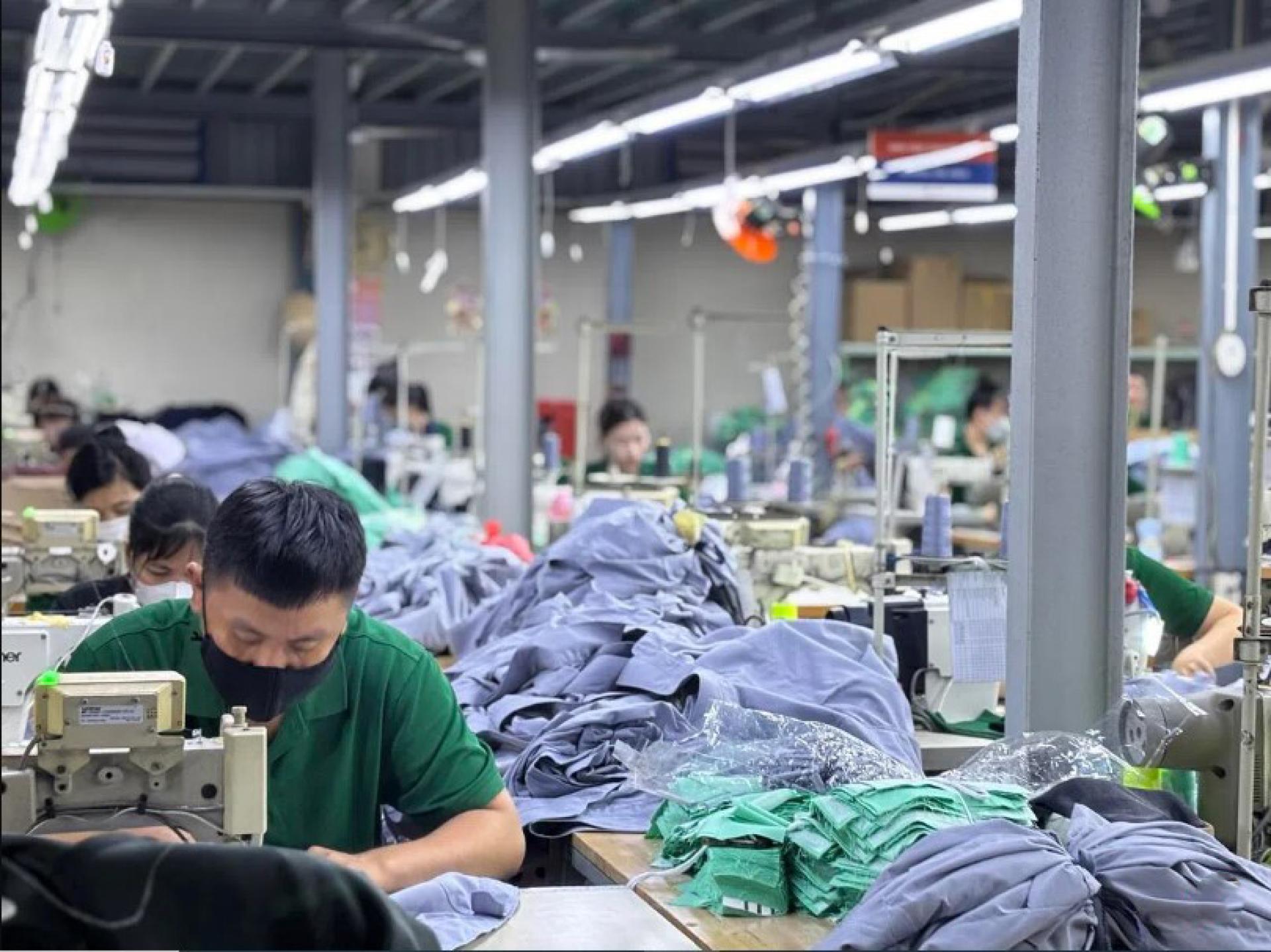 今年，为招聘工人，许多在越南设厂的外资企业将签约奖金提高到1000万至1200万越南盾。图为越南的工人在胡志明市一家服装制造厂工作。 （档案图片 ）