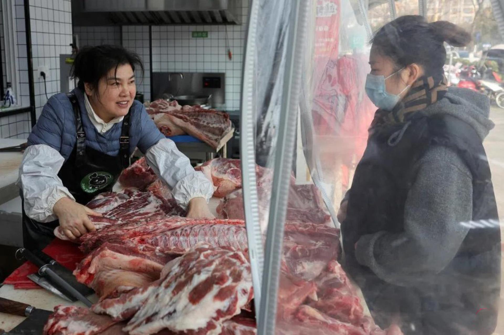 中国猪肉价格持续走低，进入过度下跌一级预警区间。图为今年1月16日在江苏泰州拍摄的猪肉零售摊档。