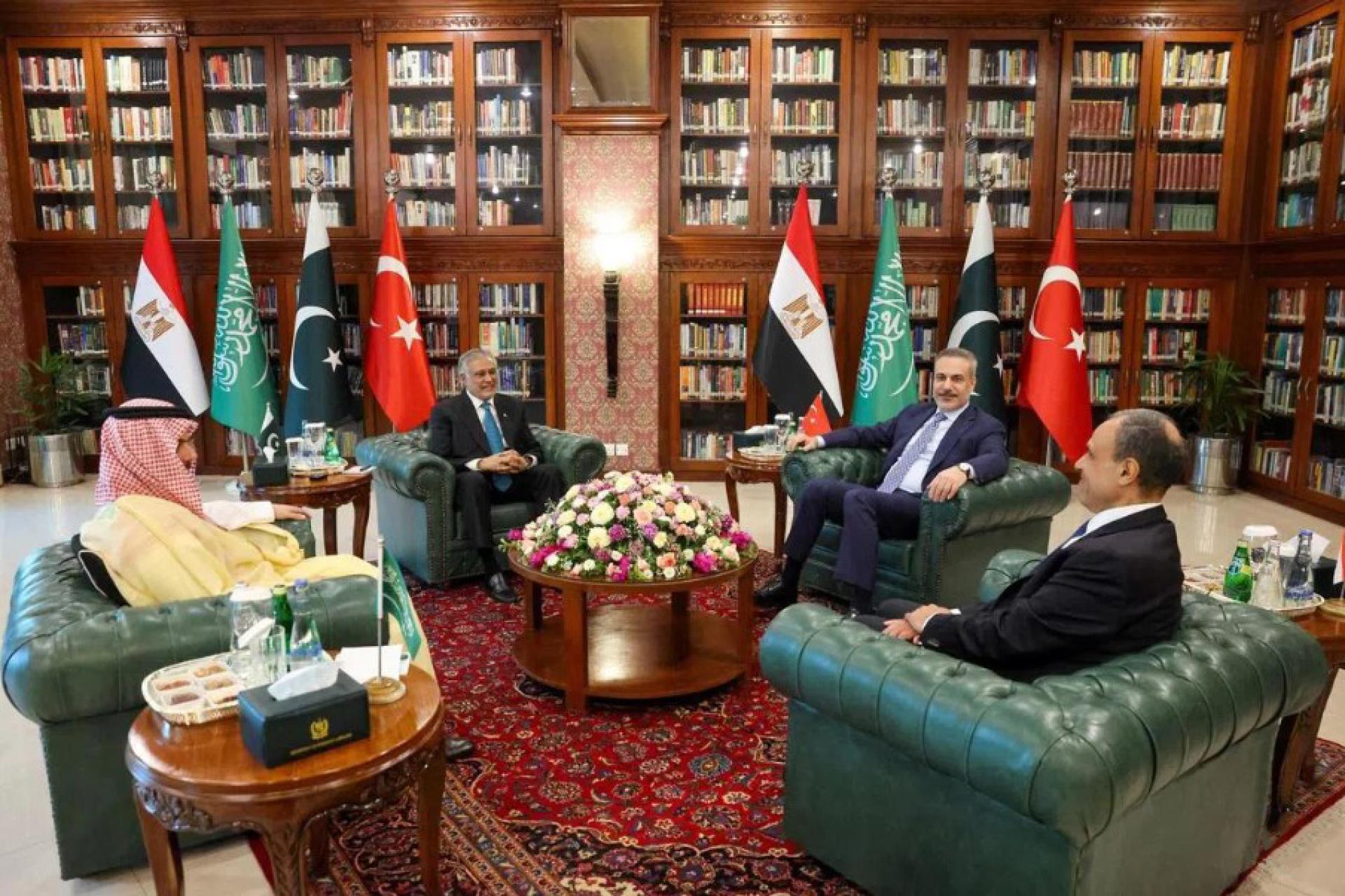 土耳其外交部发布的照片显示，埃及外长阿卜杜勒阿提、沙特外长费萨尔、巴基斯坦外长达尔和土耳其外长费丹3月29日在伊斯兰堡举行会晤，讨论在美以与伊朗发生冲突之际，如何缓和地区局势。