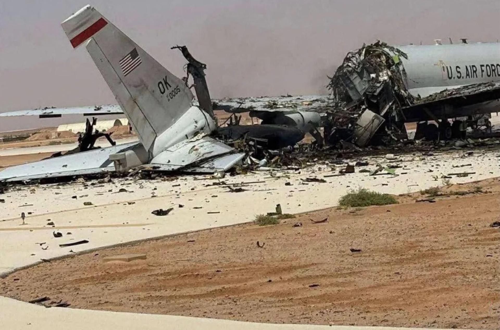 法新社核实的图片显示，一架美国空军预警机在沙特苏丹王子空军基地遭到炮击后被摧毁。