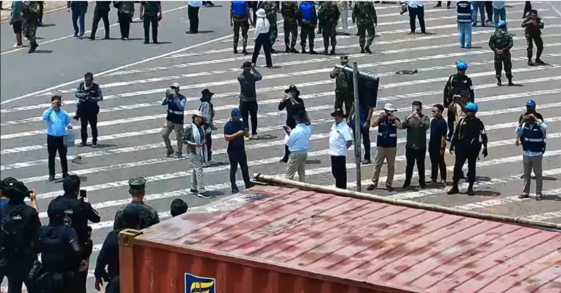 泰国海军办公室澄清，边境集装箱及铁丝障碍的安装，是因应挑衅及原有设施被破坏而采取的防御措施，旨在防止恶意挑衅，减少双方军队摩擦，避免局势不必要升级。