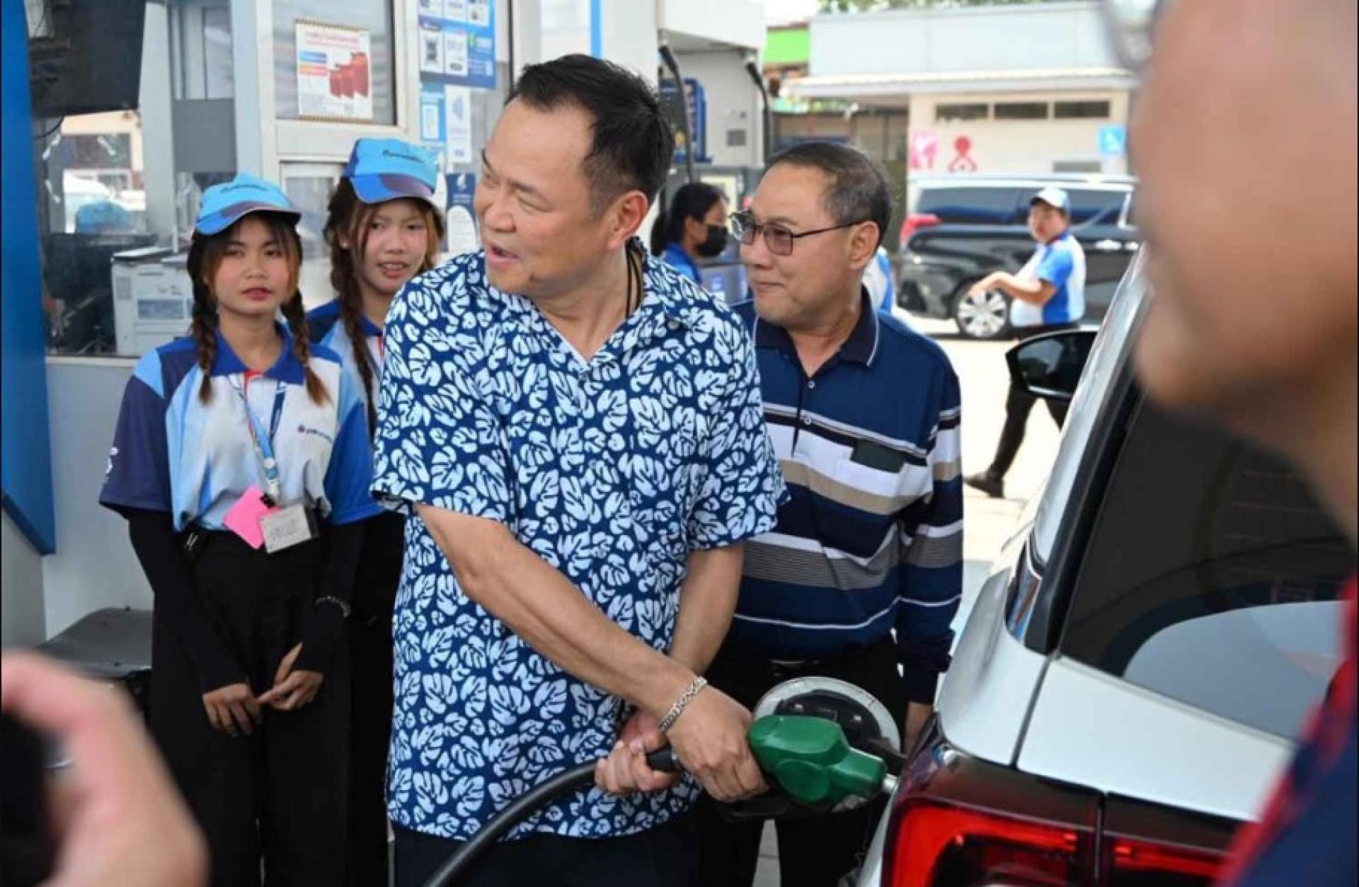 总理阿努廷周日在那空帕侬府一加油站突击检查时，为租用车辆加油。