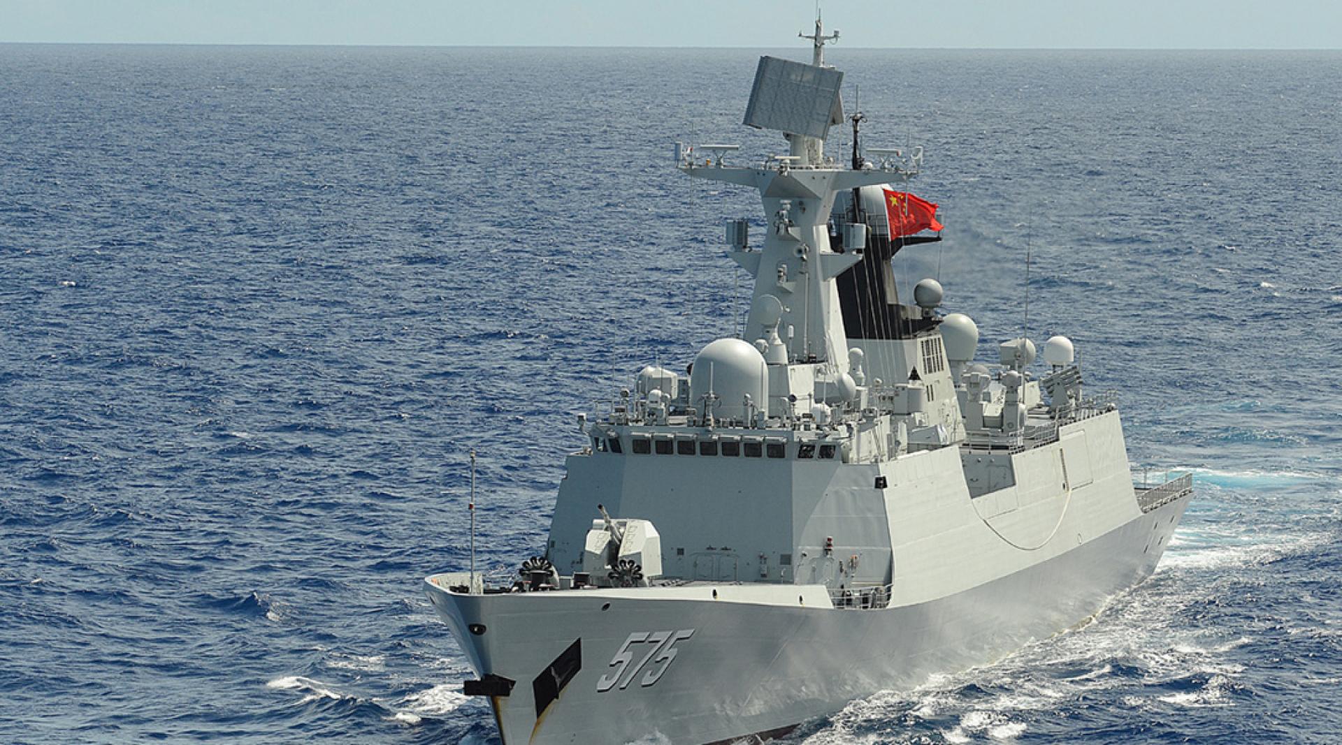 中国军媒27日首次公开石河子舰训练画面。