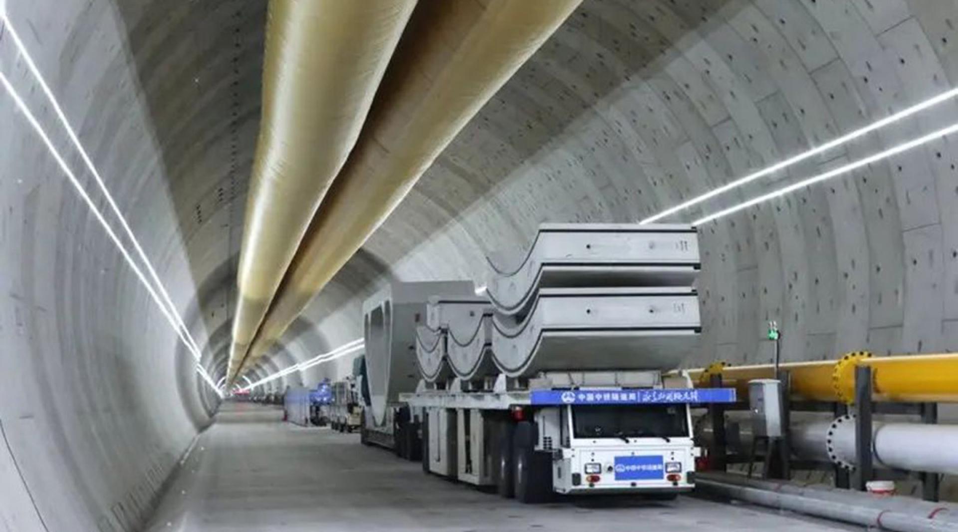 由中国自主研制、全球最大直径高铁盾构机“领航号”，顺利完成长江水下段11.18公里掘进任务。