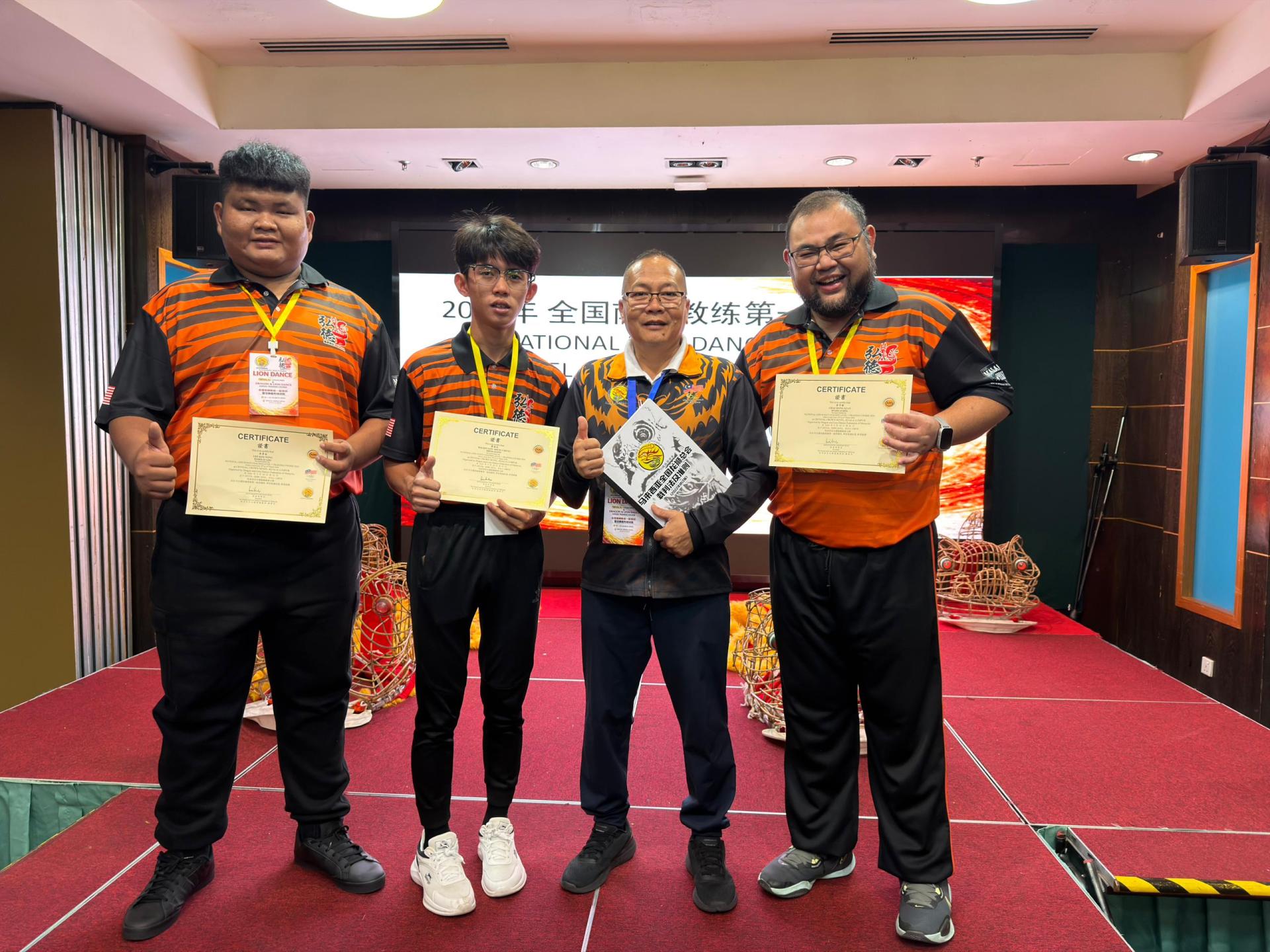 考获教练资格队员（左1李景东，罗盛成，右1蔡常健）与准拿督谢光亮合照。