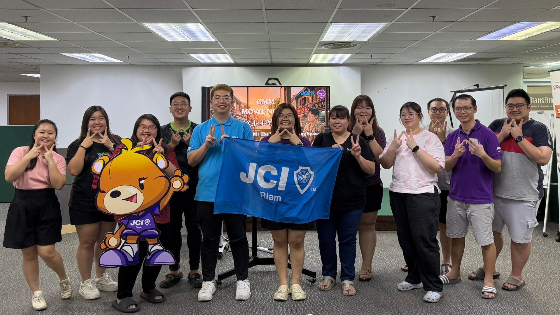 活动大合照。左5为2026美里廉律国际青年商会会长林孝健，左6为电影之夜：《小小的我》观影与分享会筹备会主席池怡雯。