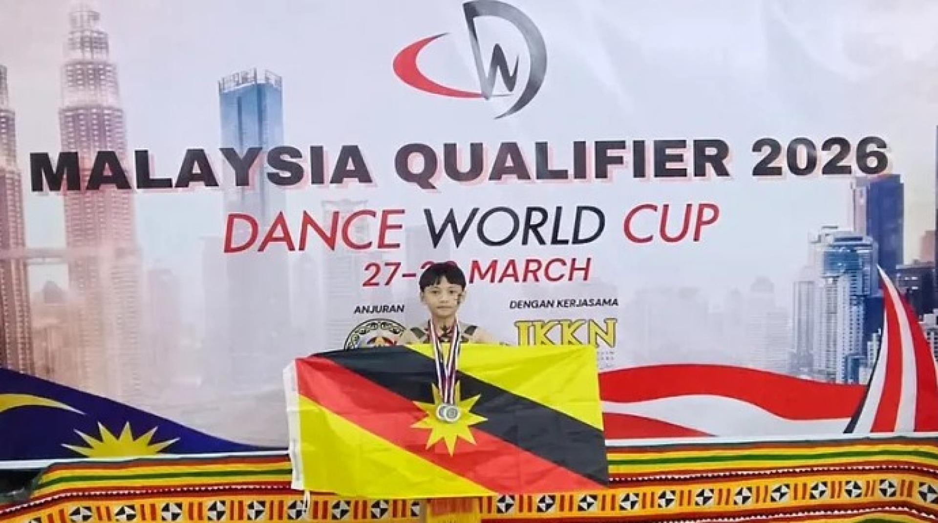 迪昂与他在2026年3月28日至29日沙巴举办的马来西亚舞蹈世界杯资格赛中获得的银牌合影。