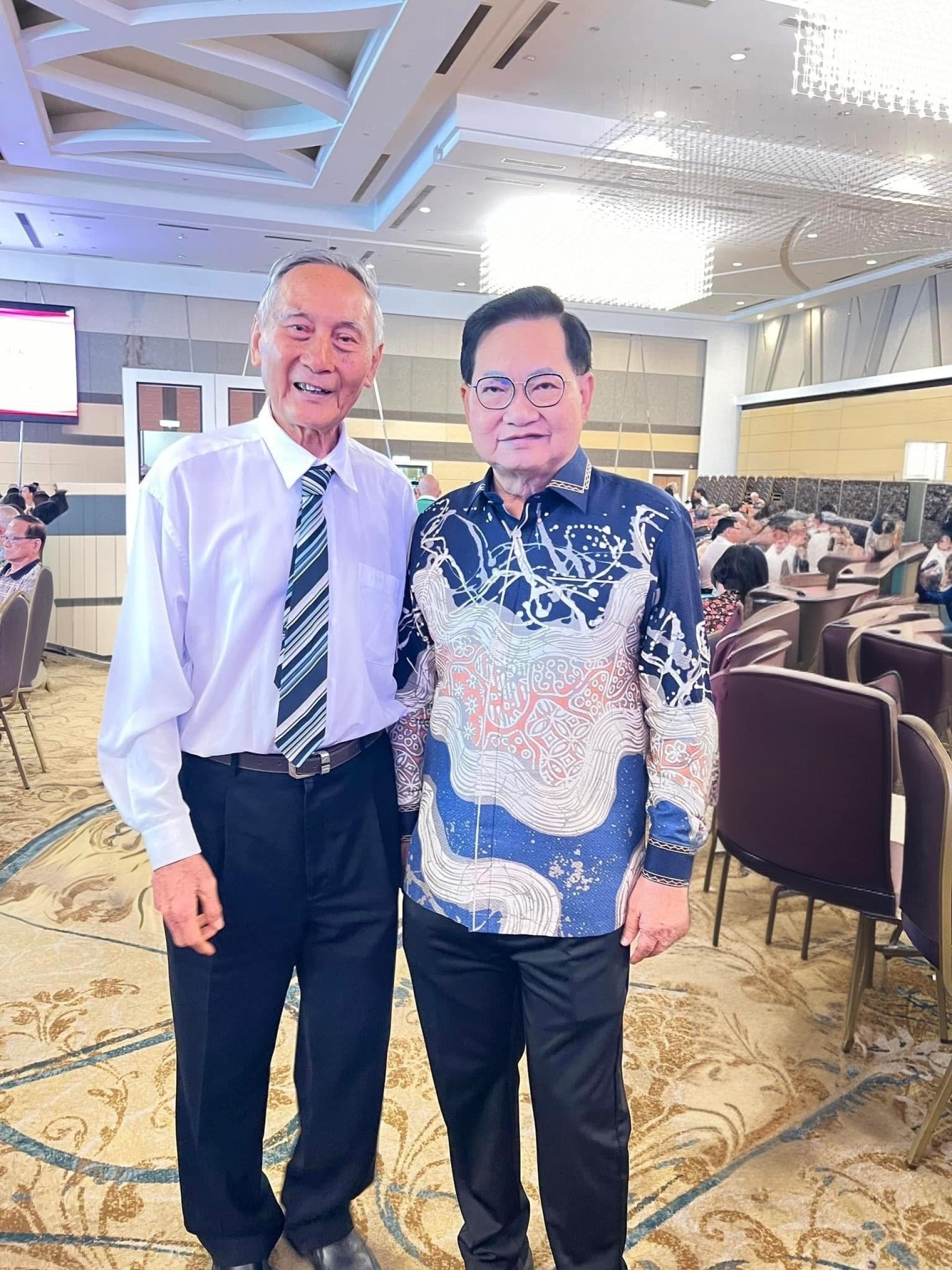 吴标生与余清禄在砂拉越中区友谊协会历史文物第二纪念馆启用礼庆典午宴《重叙初心·爱民为国》上合影留念。