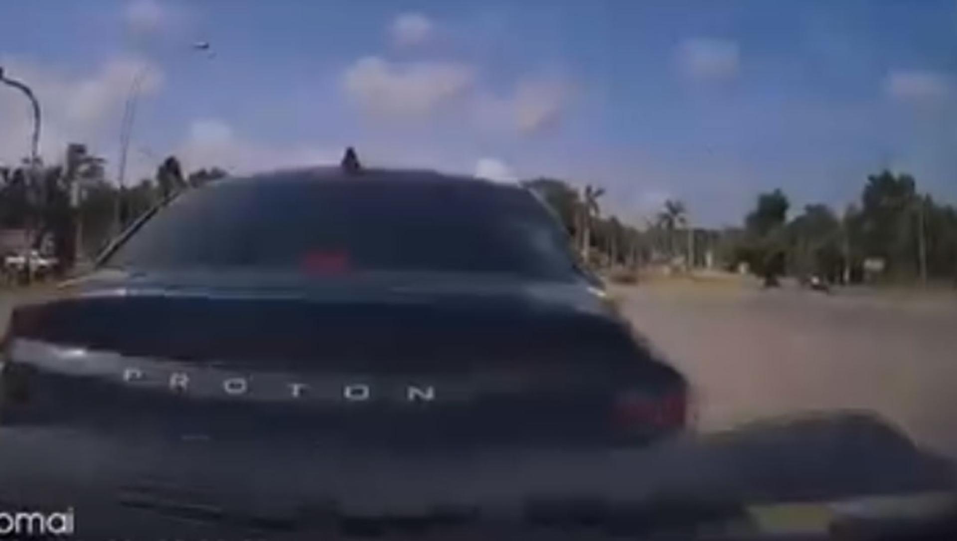 车尾遭后方轿车狠狠撞上。