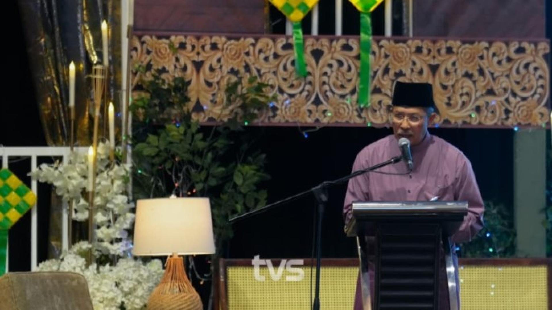 米斯努在2026年3月29日于古晋伊斯兰综合大楼礼堂举行的砂拉越伊斯兰机构开斋节答谢仪式上发表讲话。