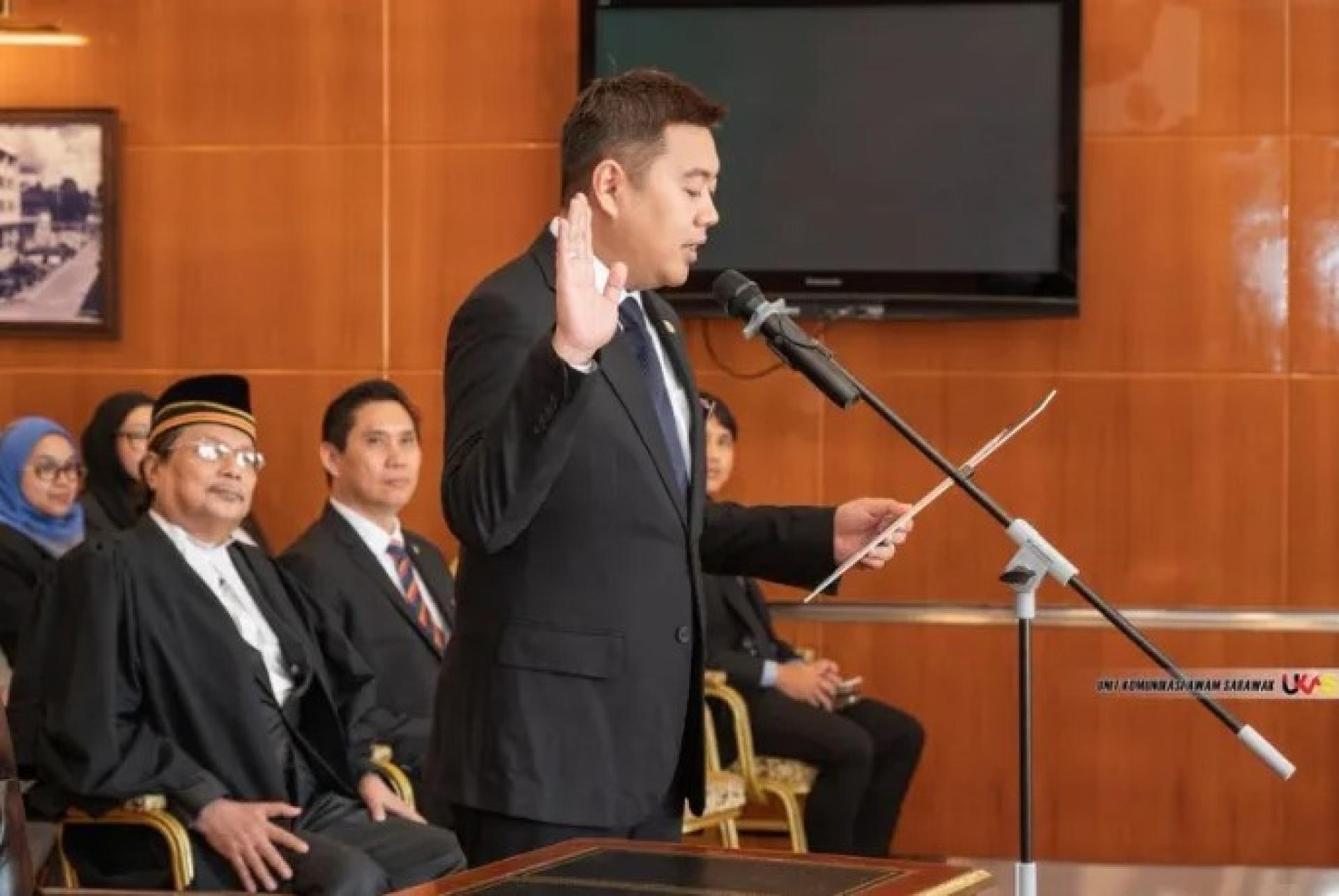 努尔阿扎尔在2026年3月30日于古晋州议会大楼举行的宣誓仪式上。照片：Ukas