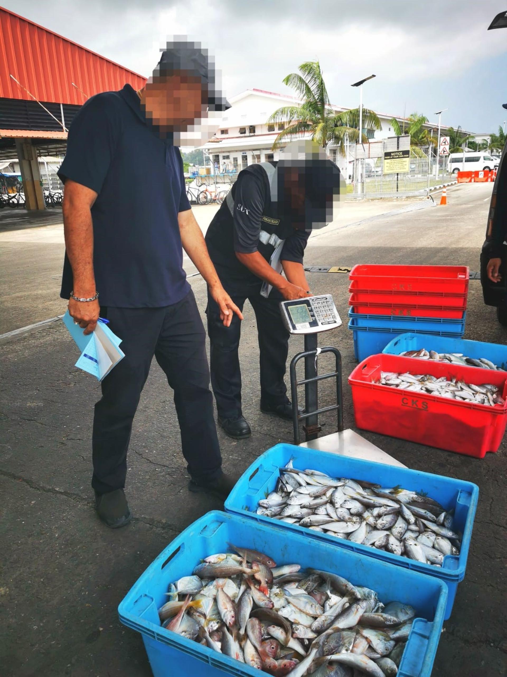 执法人员进行检验计量器具