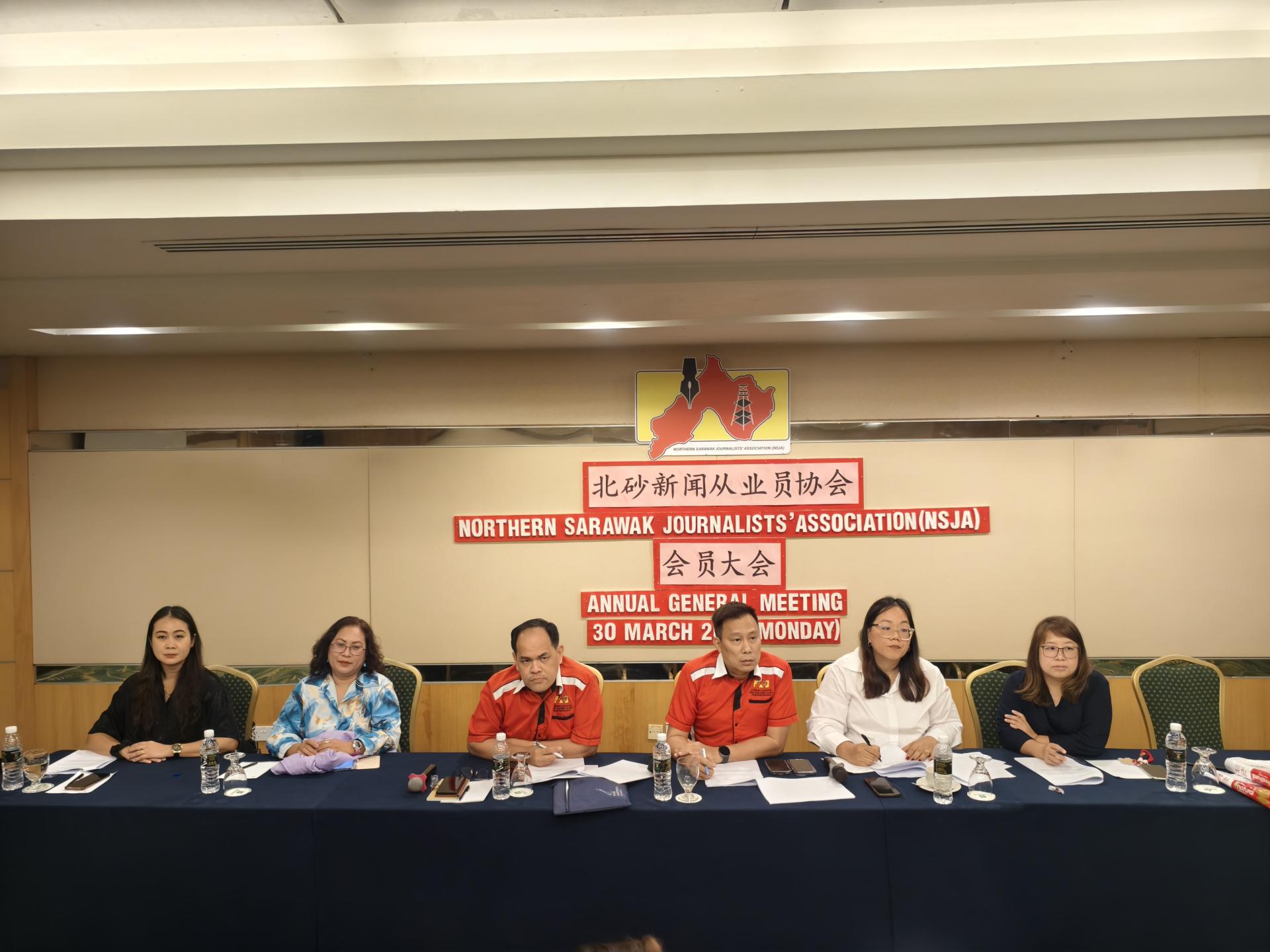 北砂新闻从业员协会年度会员大会，通过3项提案。左起为副秘书诺丽查、副会长格蕾丝、财政杨万勇、会长蔡传晋、秘书珍妮费及副财政范文琦。