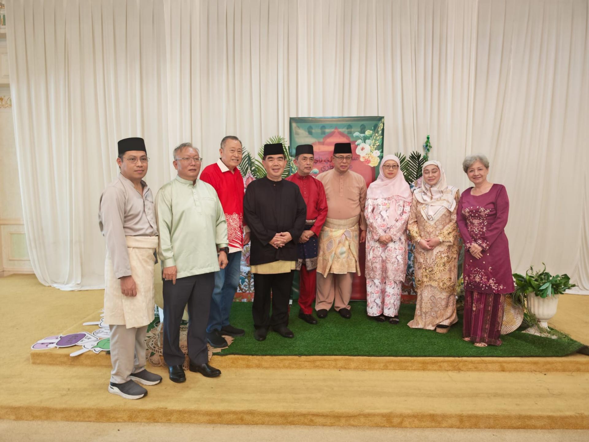 拿督斯里林长镇伉俪、彭基兰曼索伉俪等人与主人家彭基兰苏比里伉俪合影