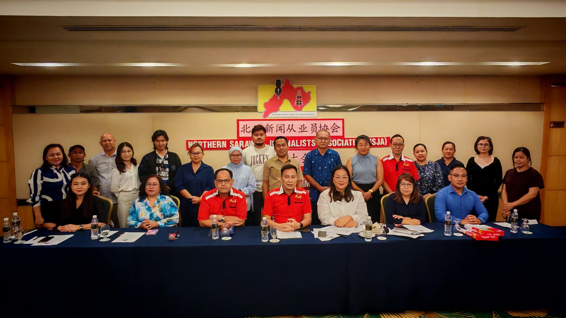 北砂新闻从业员协会召开年度会员大会后，全体出席会员合影留念。前排中为会长蔡传晋。