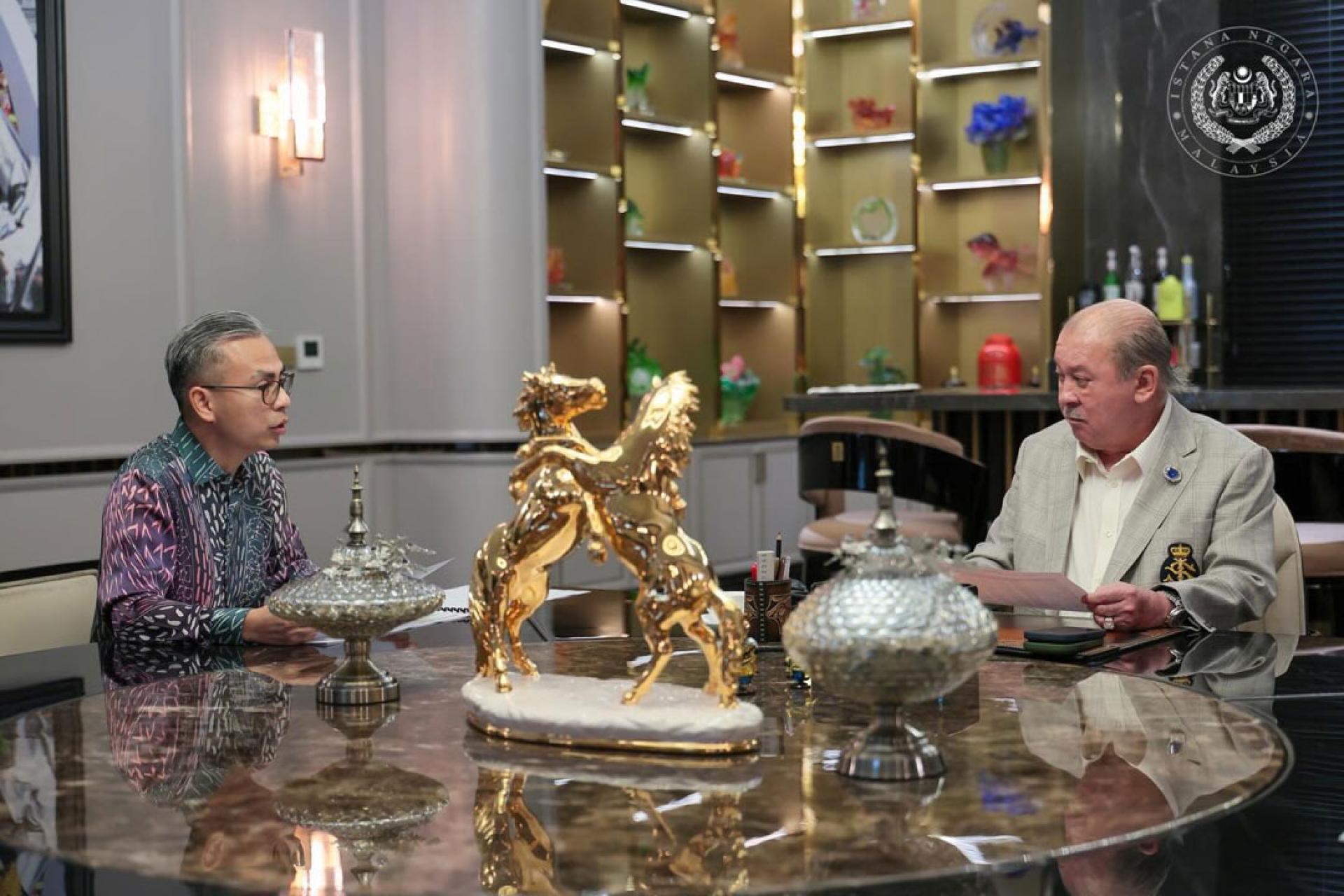 国家元首苏丹依布拉欣陛下今日接受2025年线上安全法令（ONSA）的呈递，该法令旨在为家庭和儿童营造更安全的网络环境。